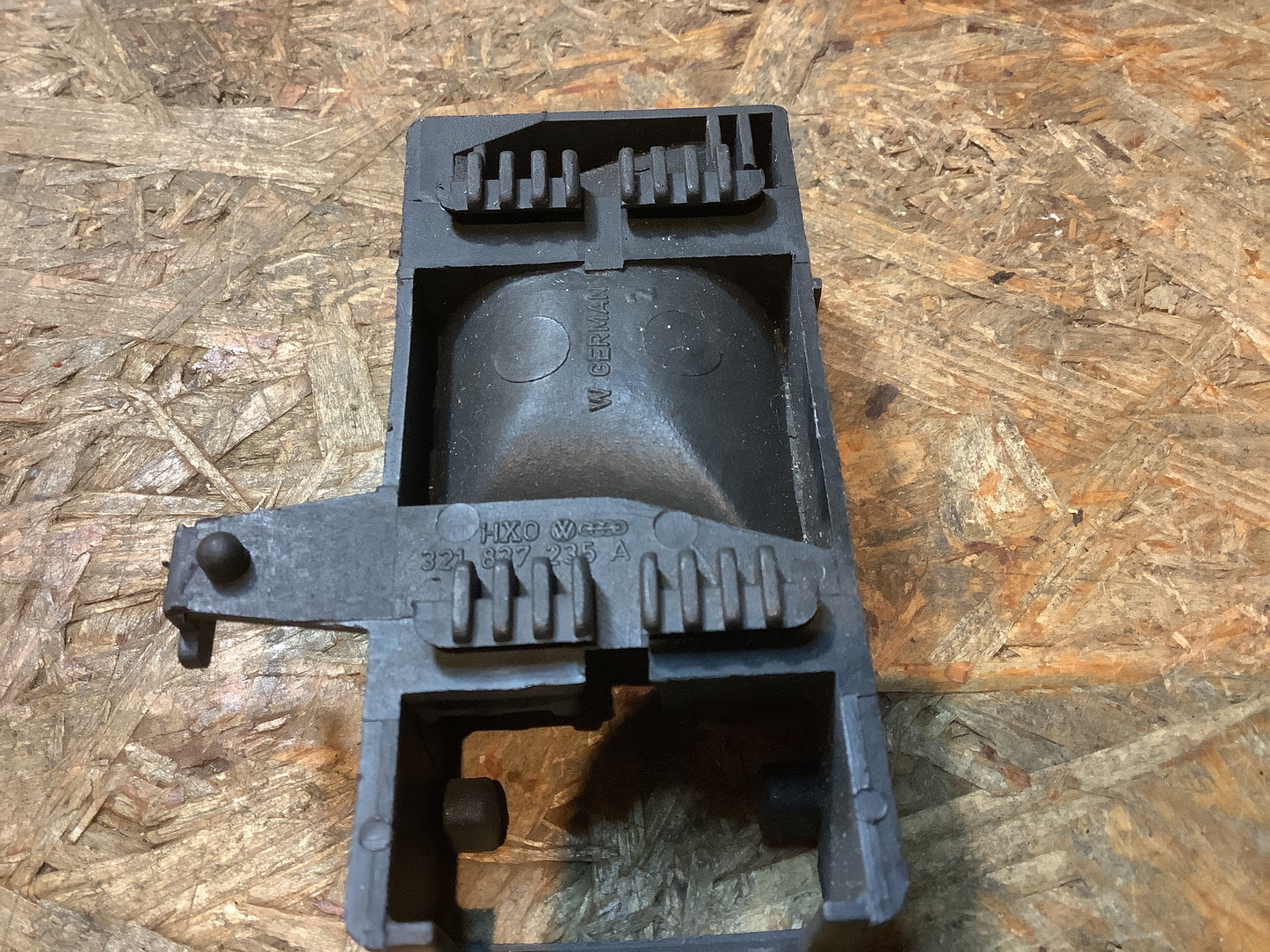 VW Golf 2, VW Bus T4, VW Corrado Gehäuse für Türöffner links Original VW NEU