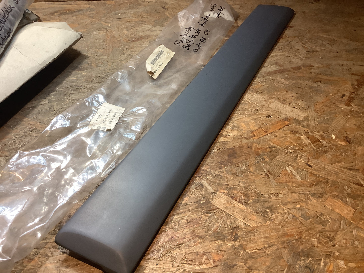 Audi A6 C4 Zierleiste, Stoßstange hinten rechts Original VW NEU