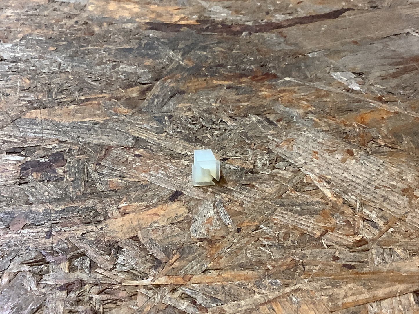 Mitsubishi Colt Z39A, Bj. 04-08 Tülle, Stoßstange vorne Original Mitsubishi NEU