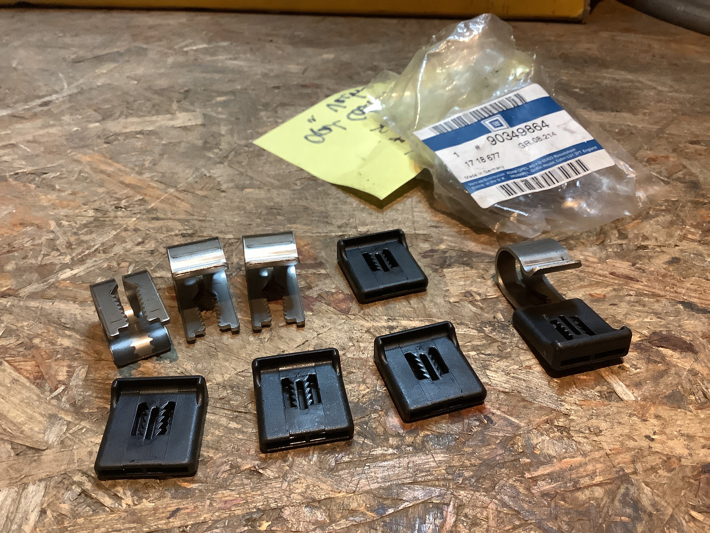 Opel Calibra, Vectra A Schmutzfänger Federklammer Satz hinten Original GM NEU