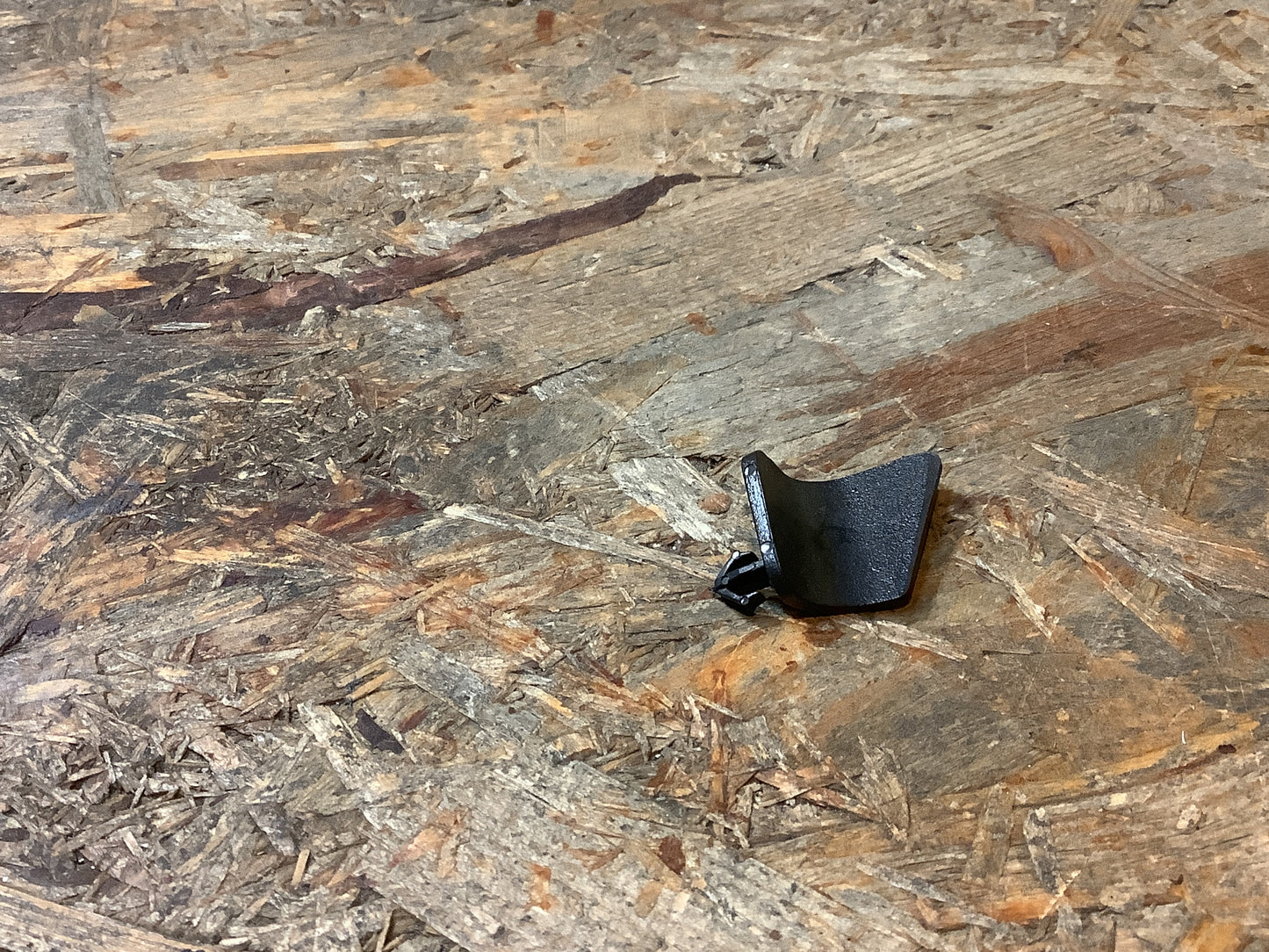 Chevrolet Türdicht-Halter/Clip rechts Original GM NEU