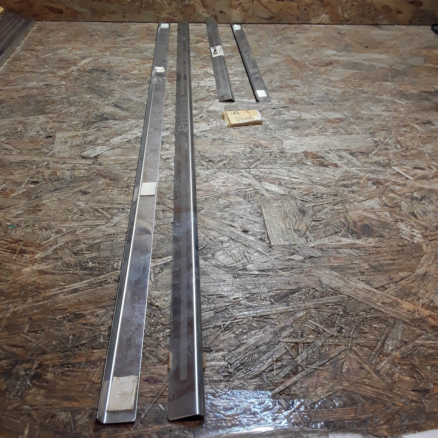 Nissan Primera Bj 99-02 Zierleistensatz Chrom 90cmx2,5cm & 40cmx2,5original IVOL NEU