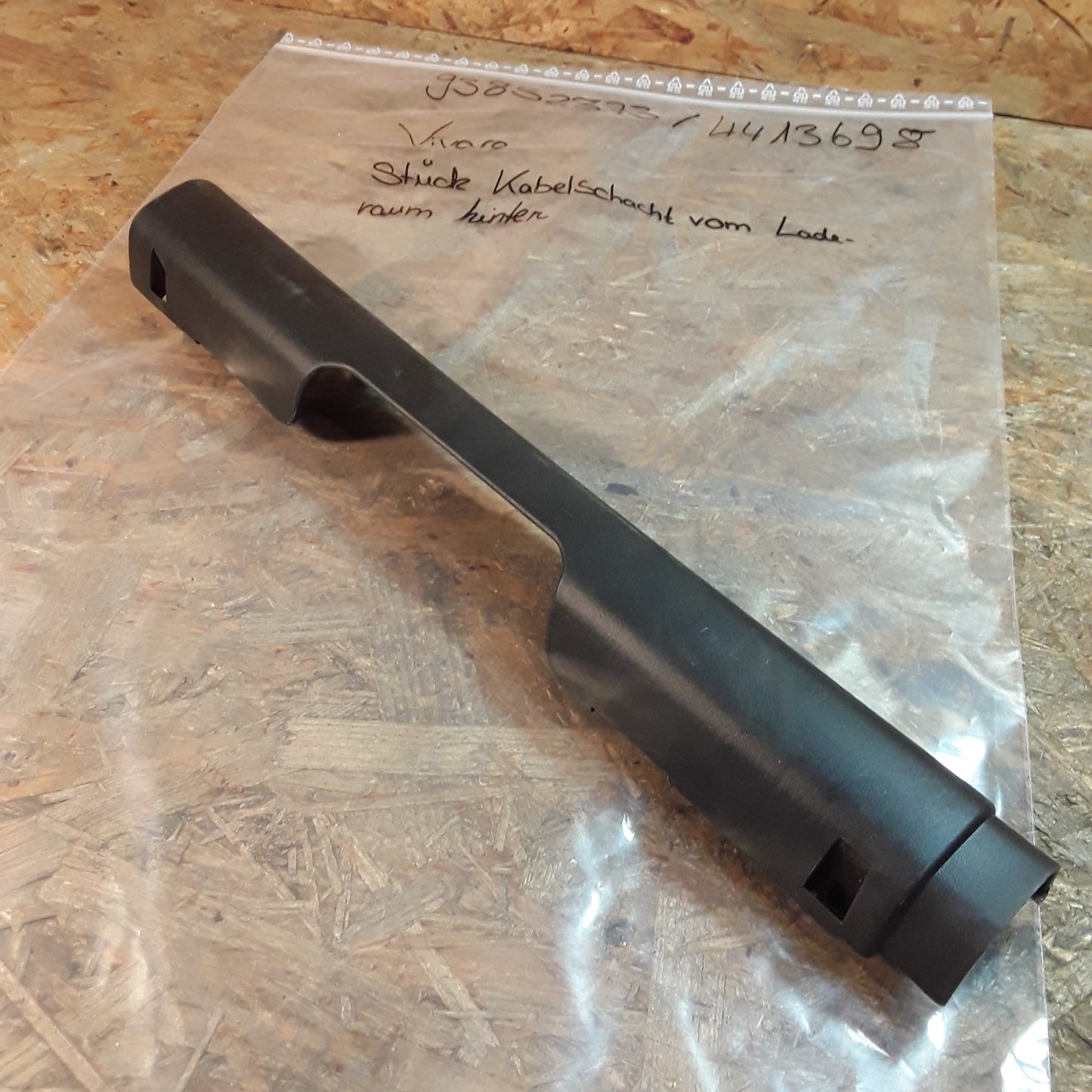 Opel Vivaro Zierleiste Kabelschacht hinten neu original GM