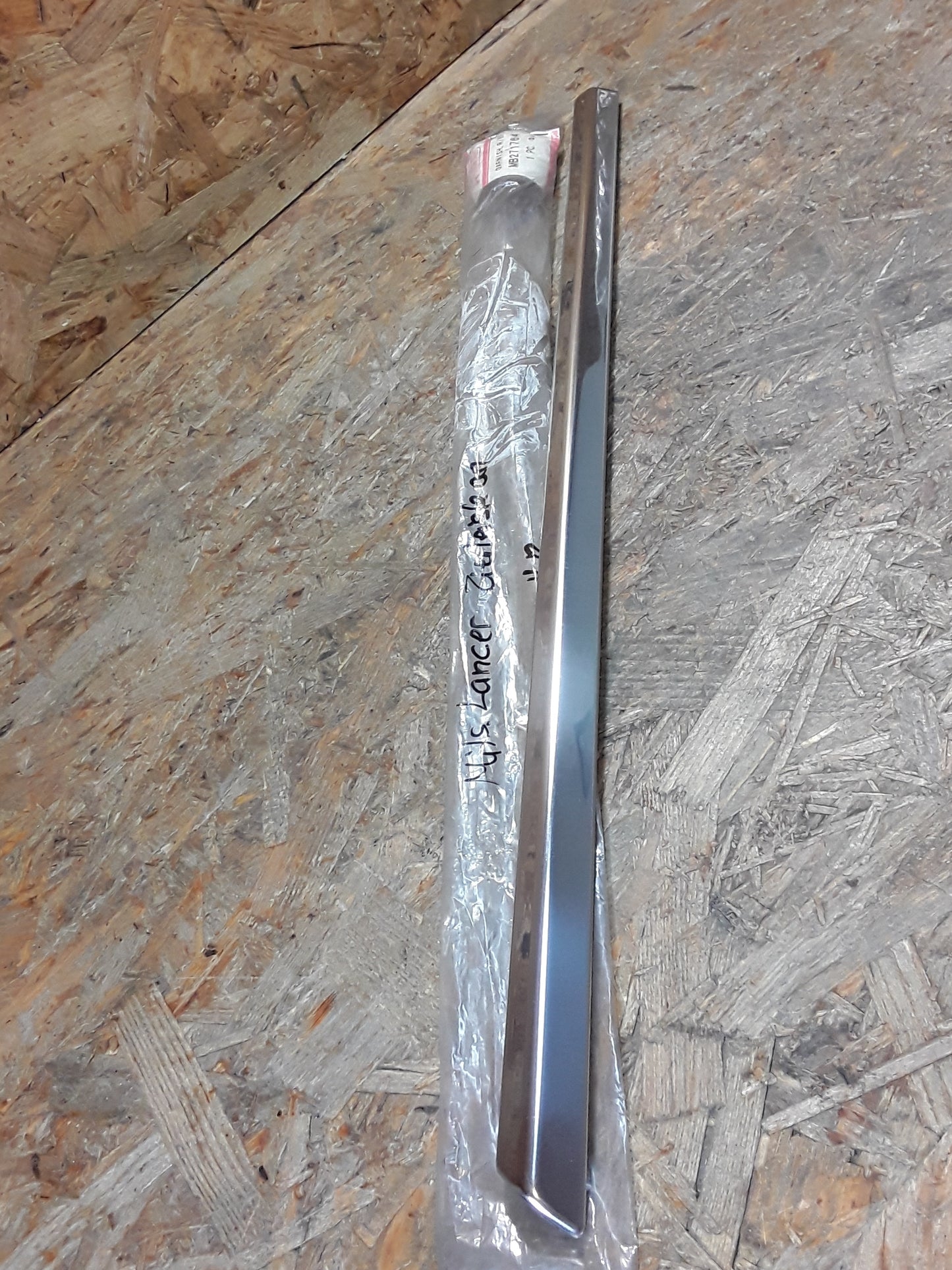 Mitsubishi Lancer Zierleiste Stoßstange H.R original Mitsubishi NEU