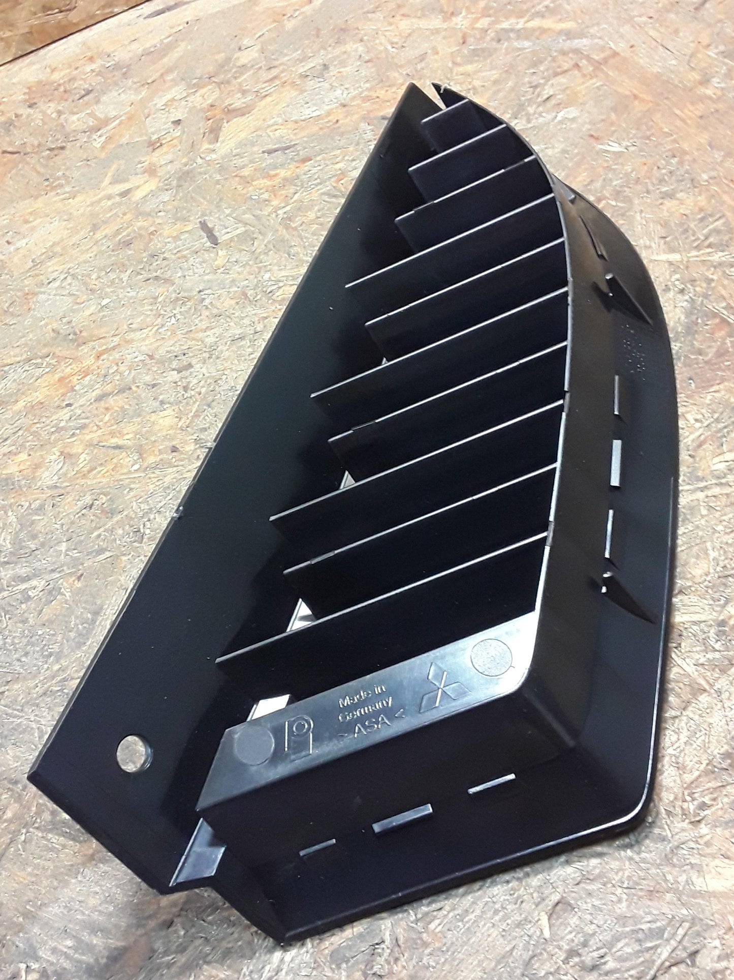 Mitsubishi Colt VI 04-08 Kühlergitter, Kühlergrill original Mitsubishi NEU