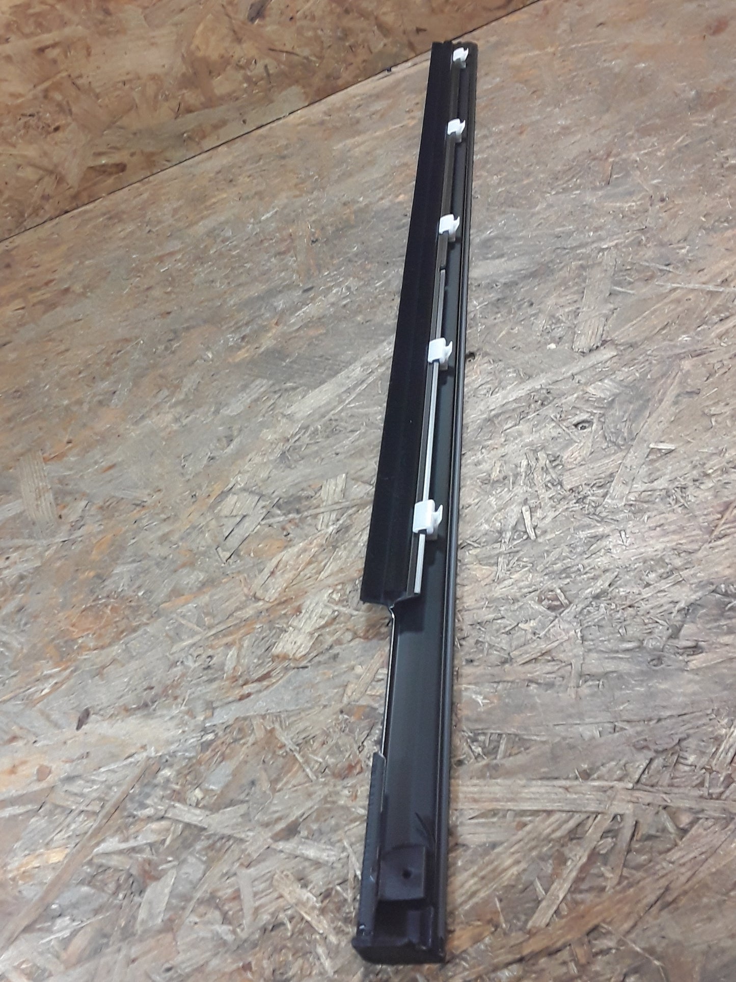 Mitsubishi Delica Space Gear Dichtungsstreifen außen Fensterschacht Türe vorne original Mitsubishi NEU