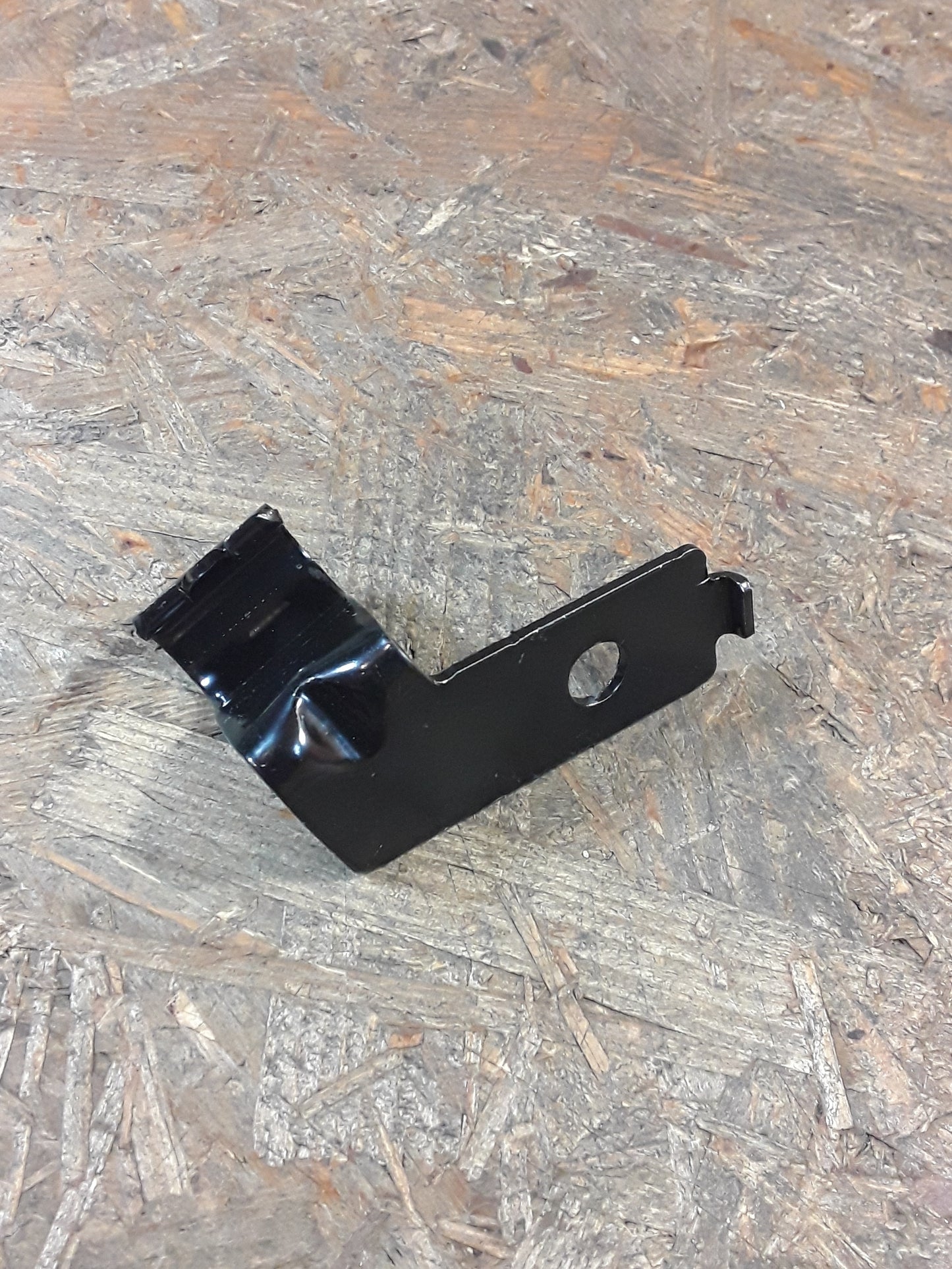 Chevrolet Cruze Halterung für Feststellbremsseil rechts original GM NEU