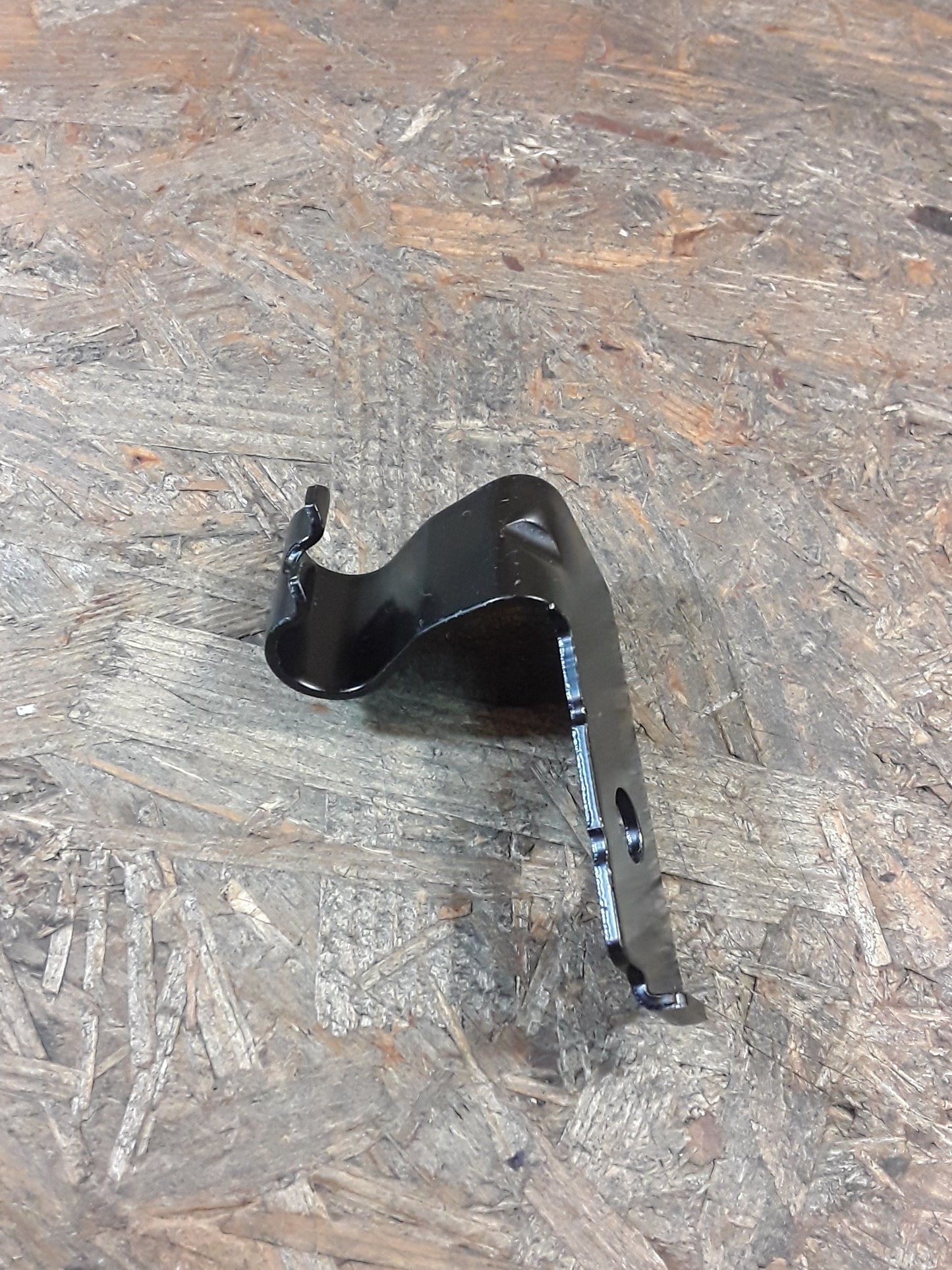 Chevrolet Cruze Halterung für Feststellbremsseil links original GM NEU