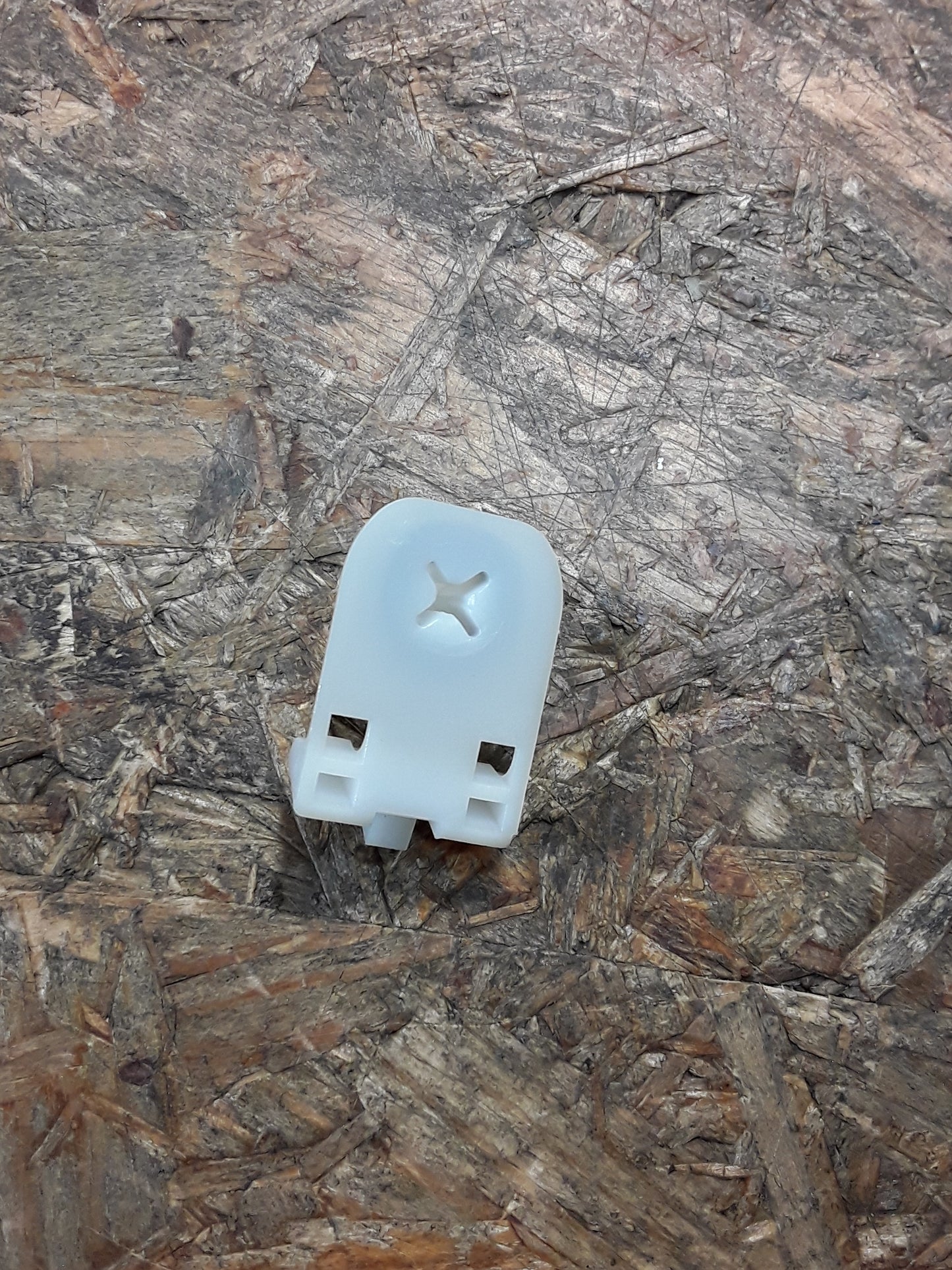 Mitsubishi Galant Abstandhalter an Heckscheibe und Zierleiste original Mitsubishi NEU