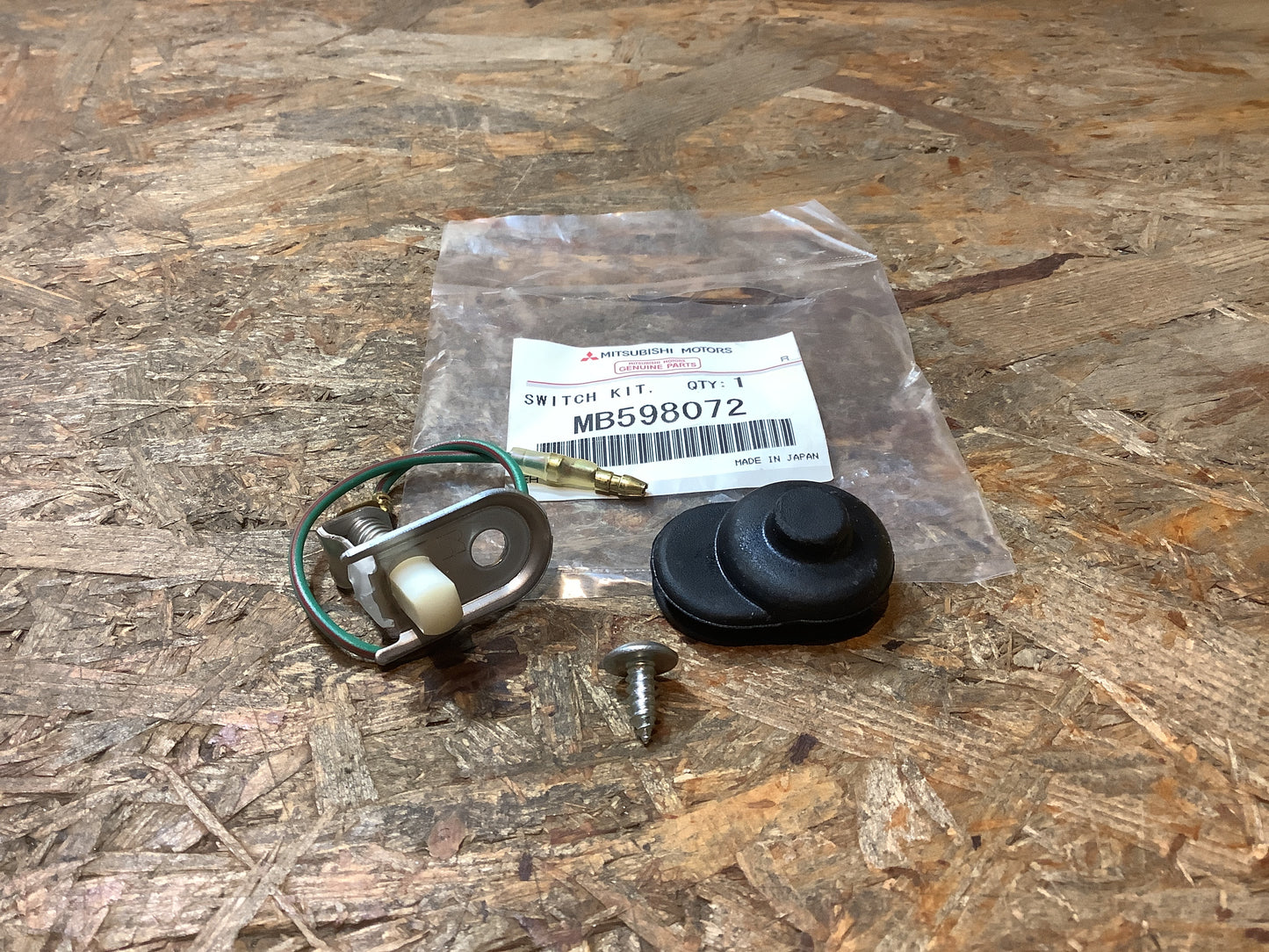 Mitsubishi L300, P03V, Bj. 86-94 Schaltersatz, Türleuchte Original Mitsubishi NEU