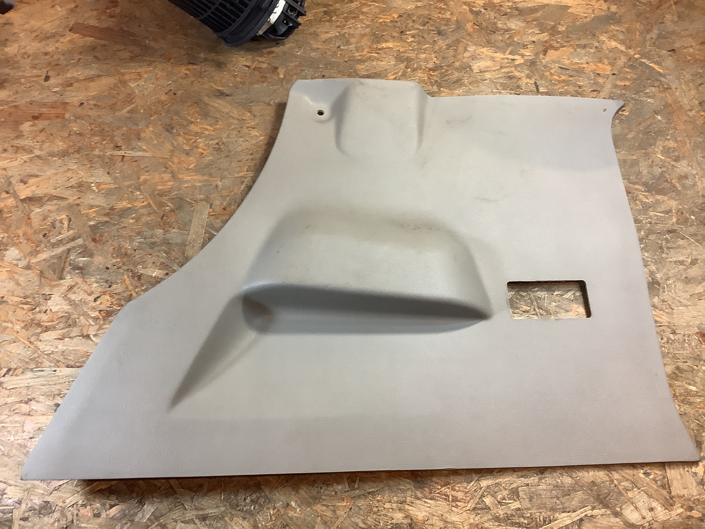 Opel Kadett E Verkleidung hinteres Seitenteil Vorne Rechts, grau Original GM NEU