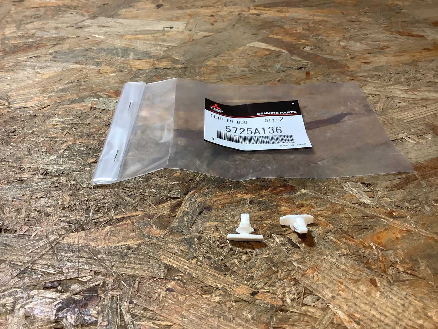 Mitsubishi Eclipse Cross, FUD, Bj. 18-19 Türdichtungsklammer-Set (jew. 2 Stück) Original Mitsubishi NEU