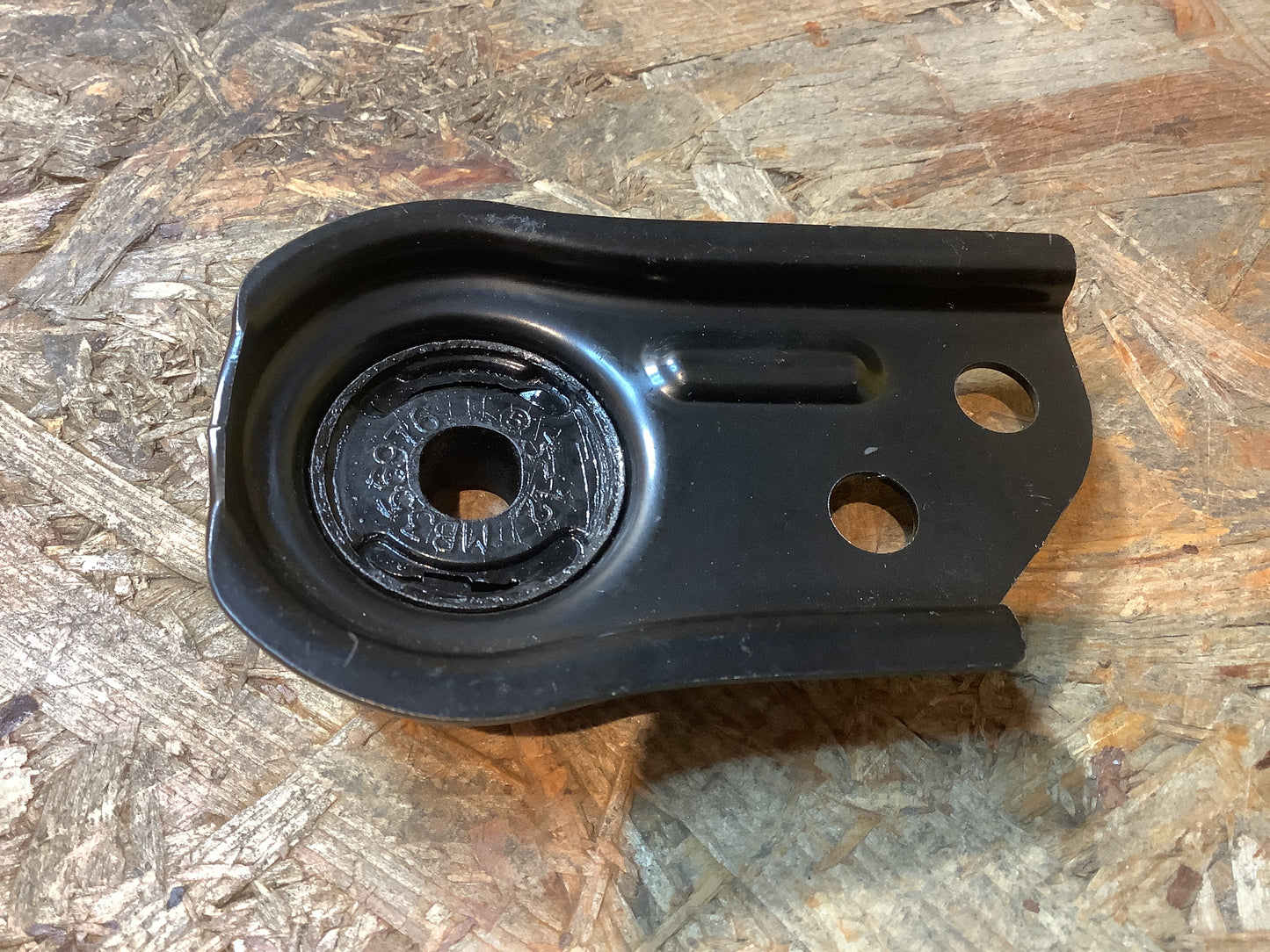 Isolator, Kühlerhalterung Original Mitsubishi NEU