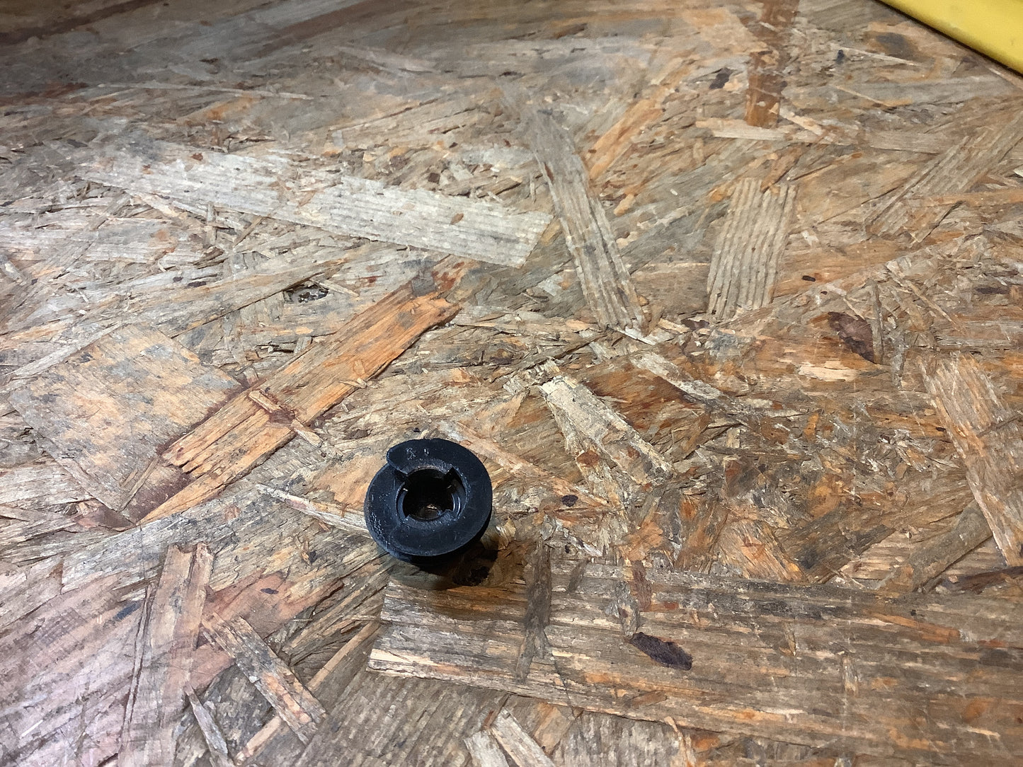 Opel Kadett E Halter Laderaumabdeckung NEU