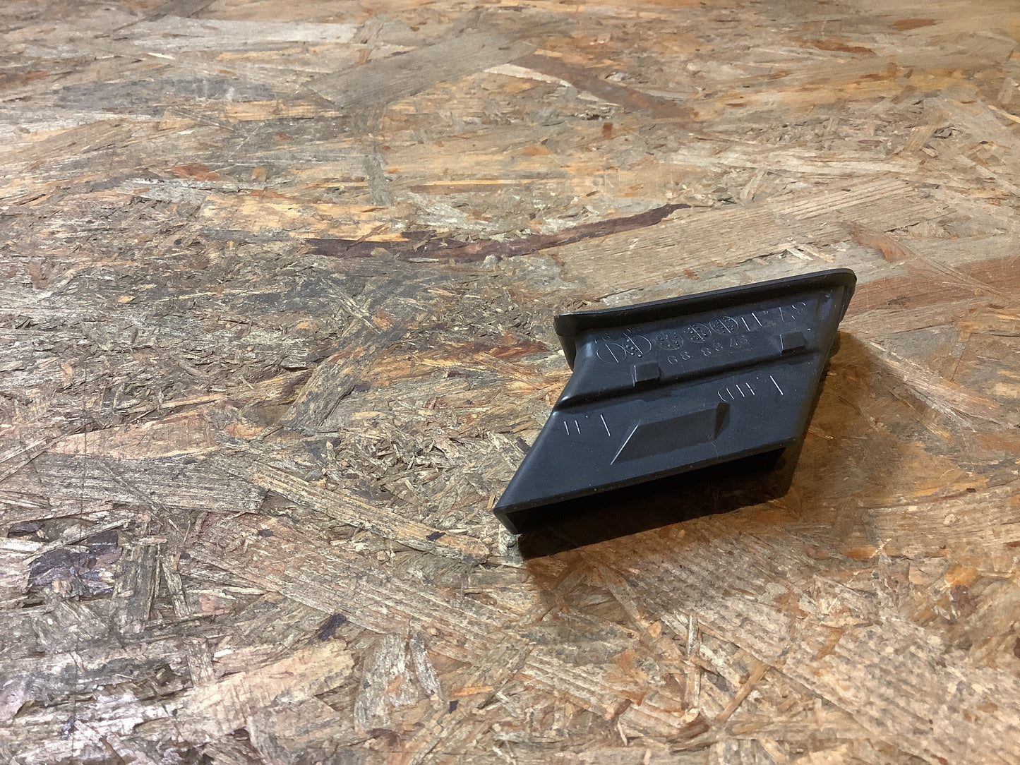 Mitsubishi Galant Hatchback E34A, Bj.88-92 Düse, Luftdüse links (Seitenentfrostung) Original Mitsubishi NEU