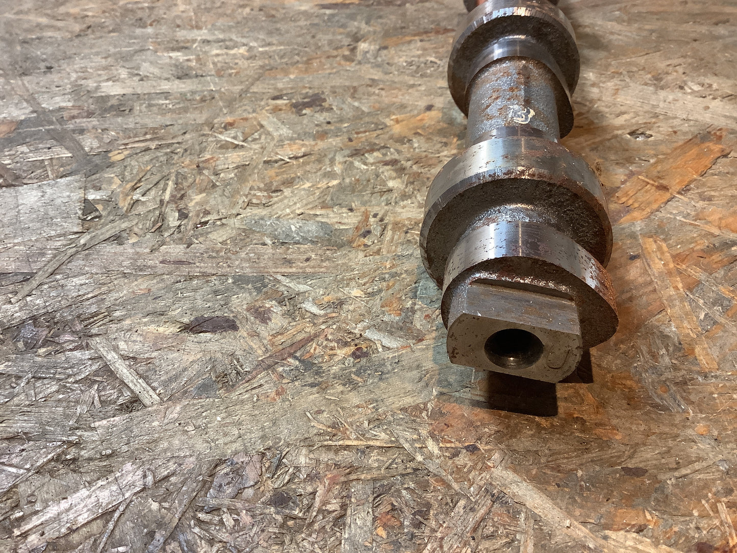 Omega A, Senator B 2,4 L Nockenwelle ohne Oelnut Original GM NEU