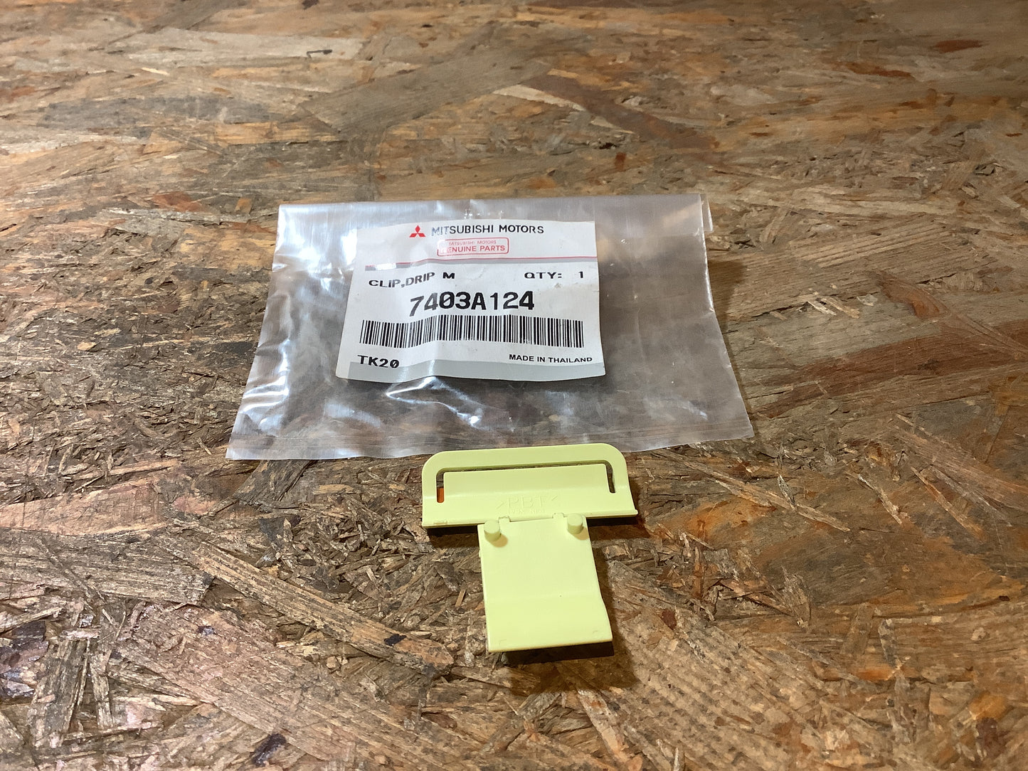 Mitsubishi L200 Clip, Tropfenleiste Original Mitsubishi NEU