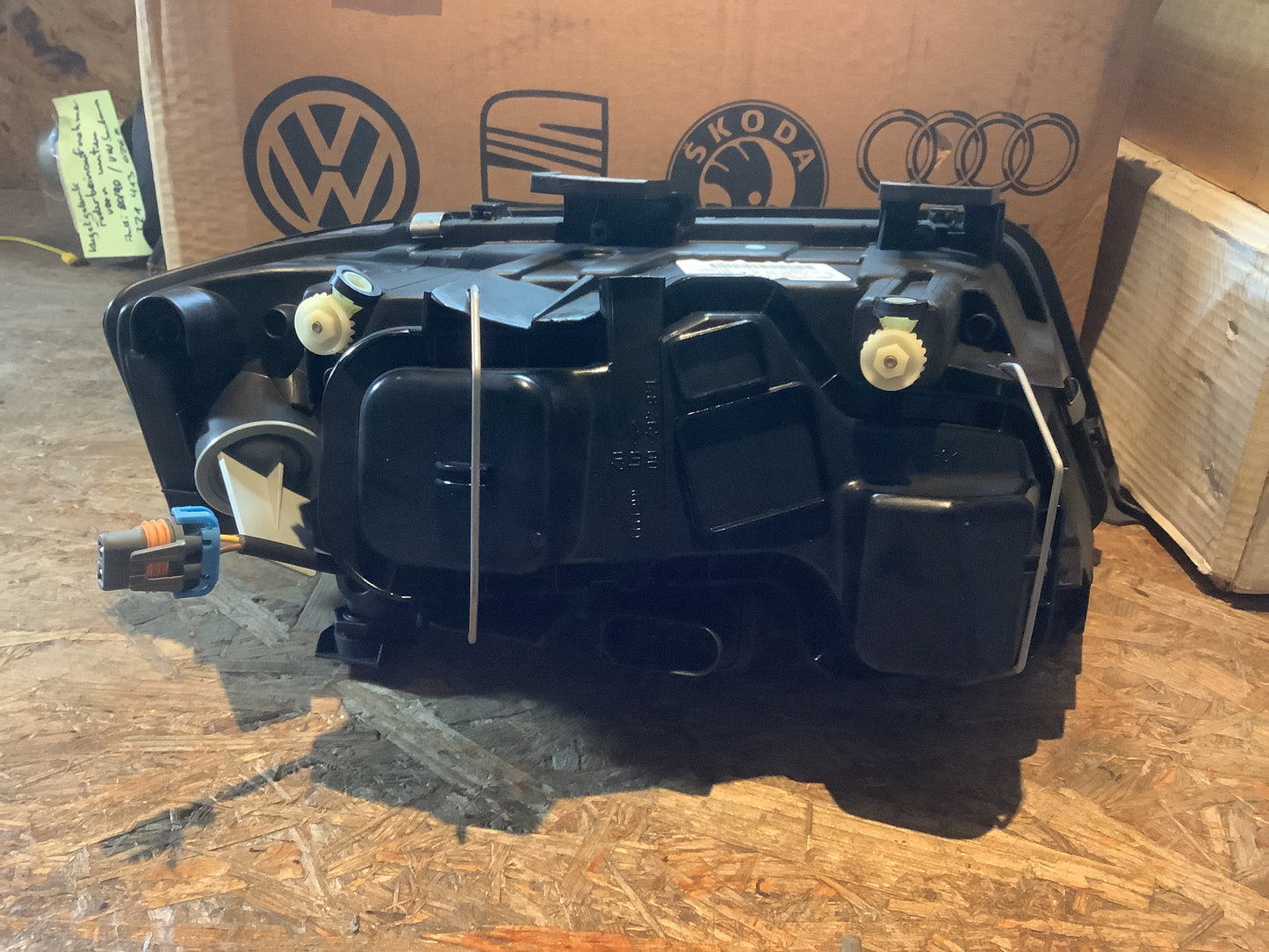 Audi A6 97-05 Scheinwerfer links Original Genuine Parts Hella NEU