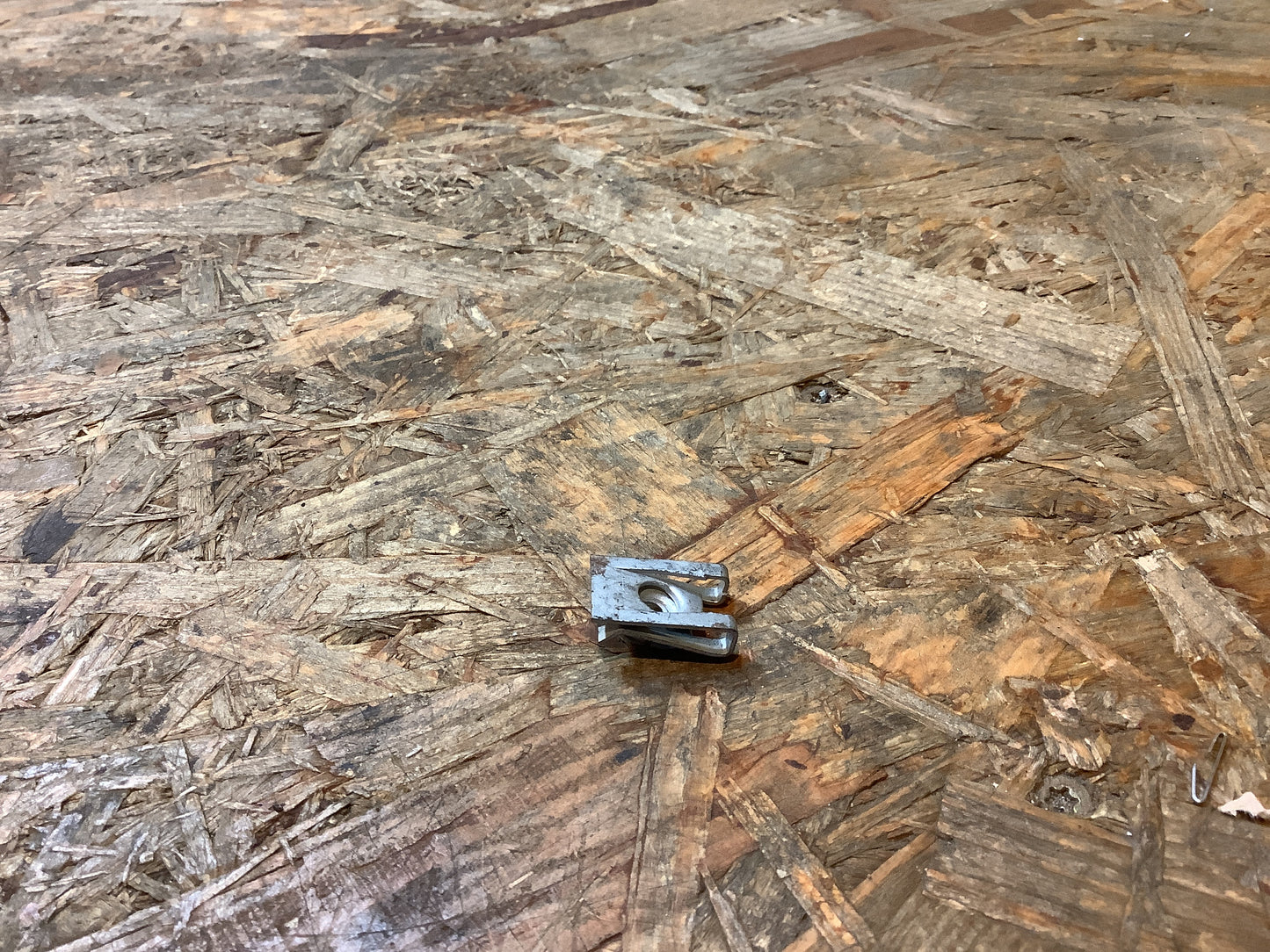 Modell unbekannt Mutter Klemme Befestigung derSchutzabdeckung Vorderradhaus Original GM NEU