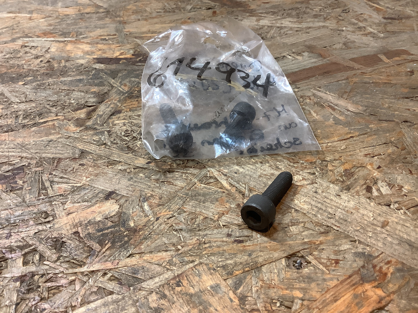 Omega A Motor: C20NE M7-Schraube an Riemenscheibe NEU