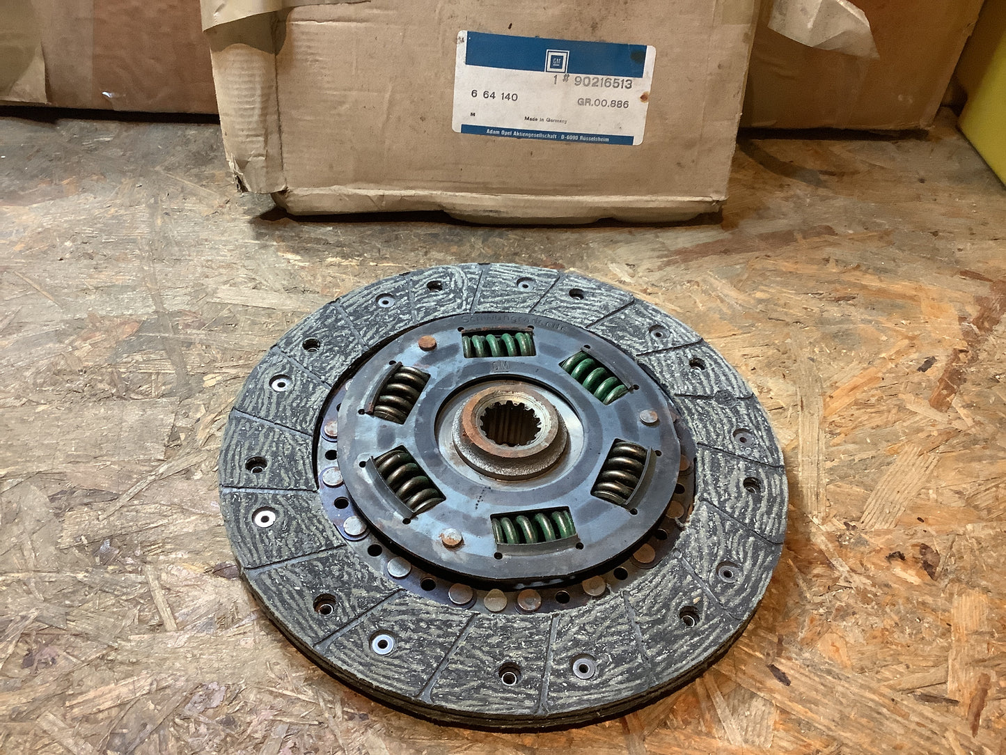 Opel Admiral A 101PS Admiral B 129-165 PS Ascona A 60-90 PS Ascona B 58-100 PS Commodore B 115-160 PS Commodore C 115-130 PS - Manta A 60-100 PS Manta B 60-100 PS Monza B 60-100 PS Monza A 115-140 PS Omega A Kupplungsscheibe Original GM NEU