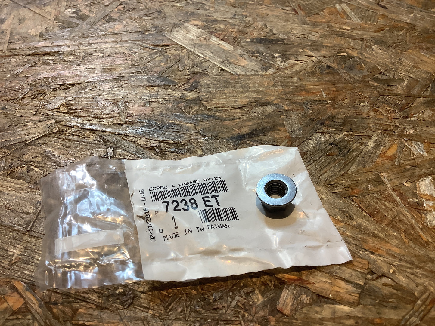 Citroën/Peugeot Mutter mit Basis NEU