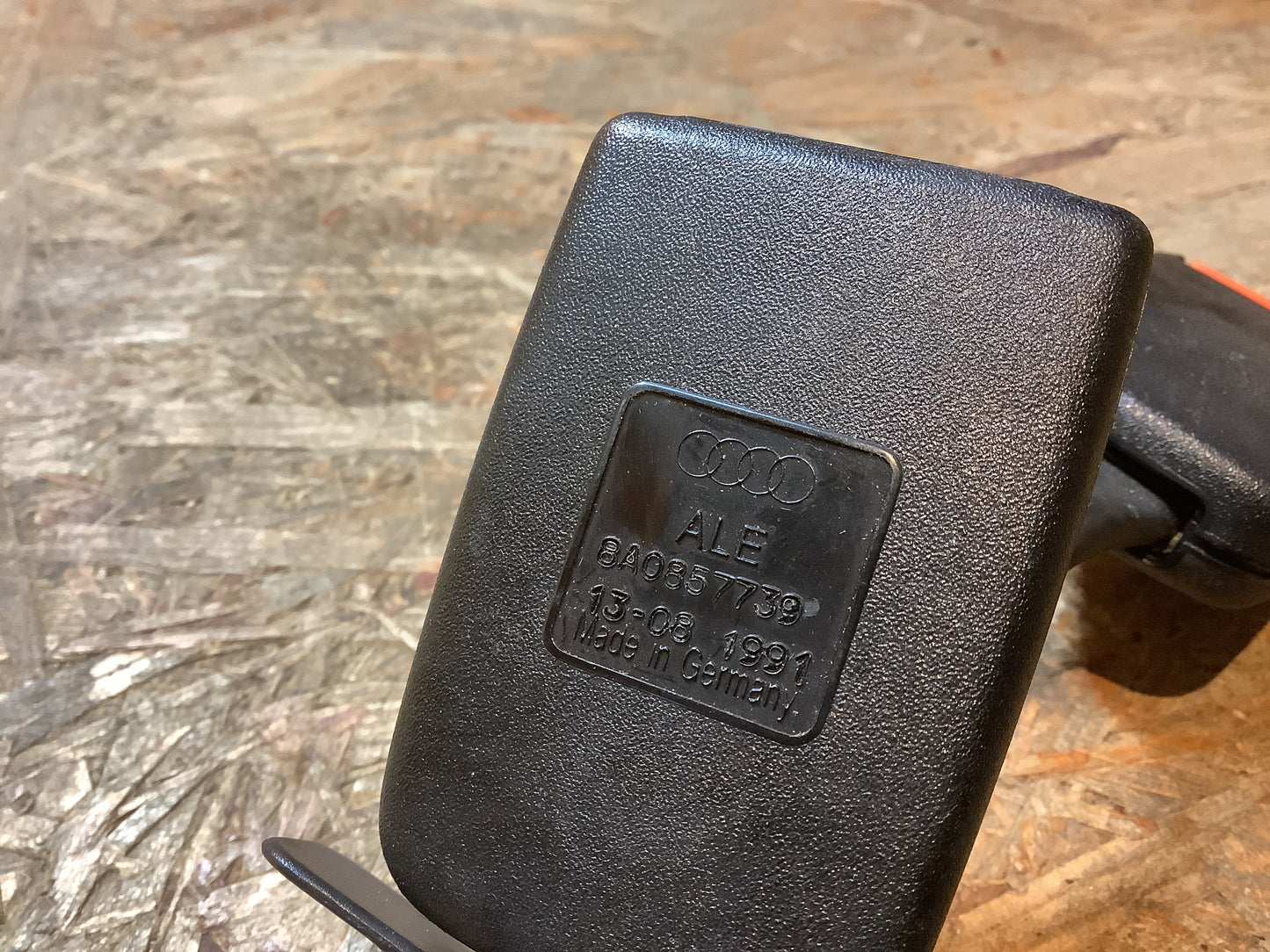 Audi 80 B4,Audi 100 A6, C4 Gurtschloss hinten Mitte Original VW NEU