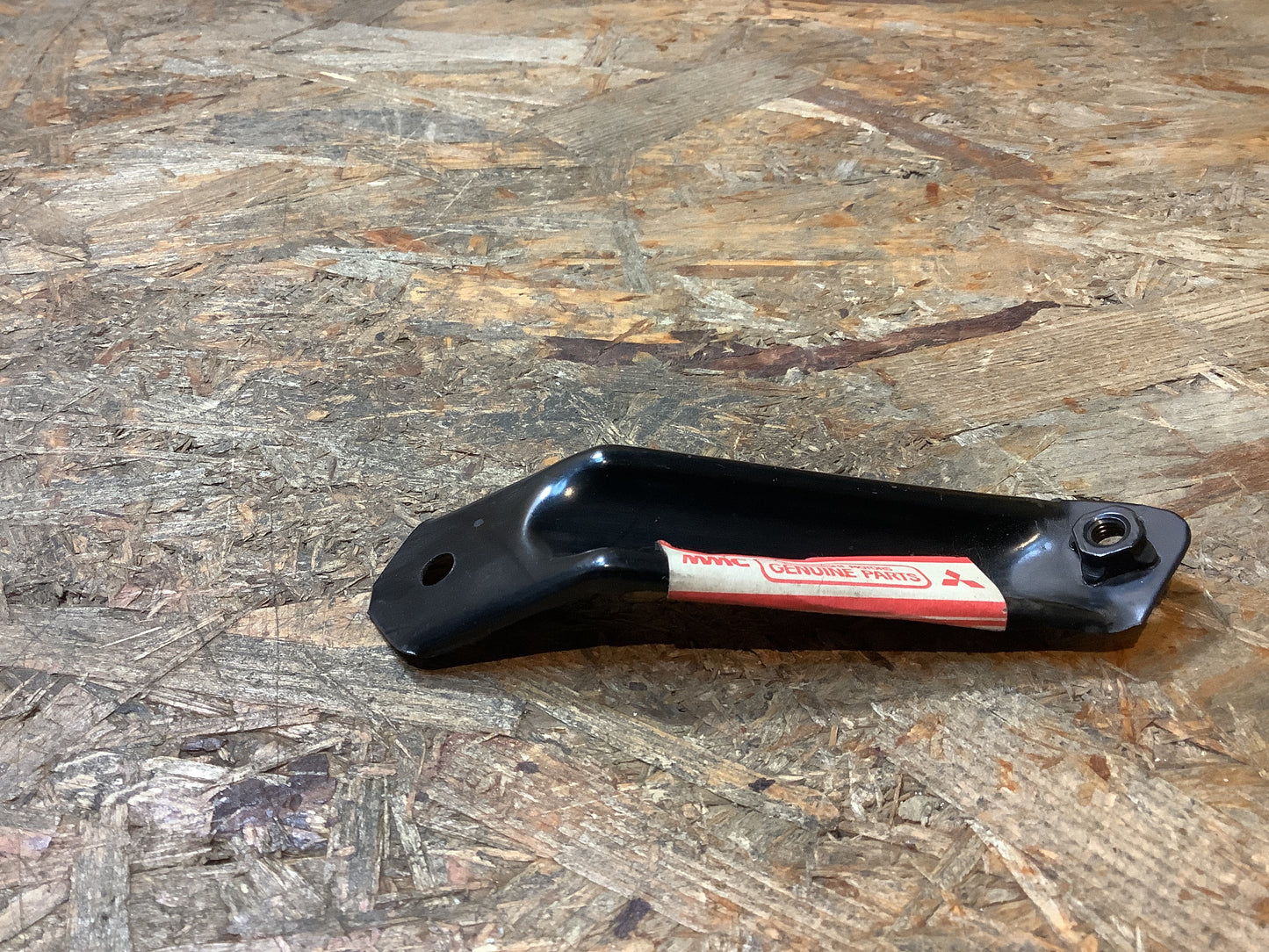 Mitsubishi Lancer Wagon Halterung, vorderer Kotflügel Original Mitsubishi NEU