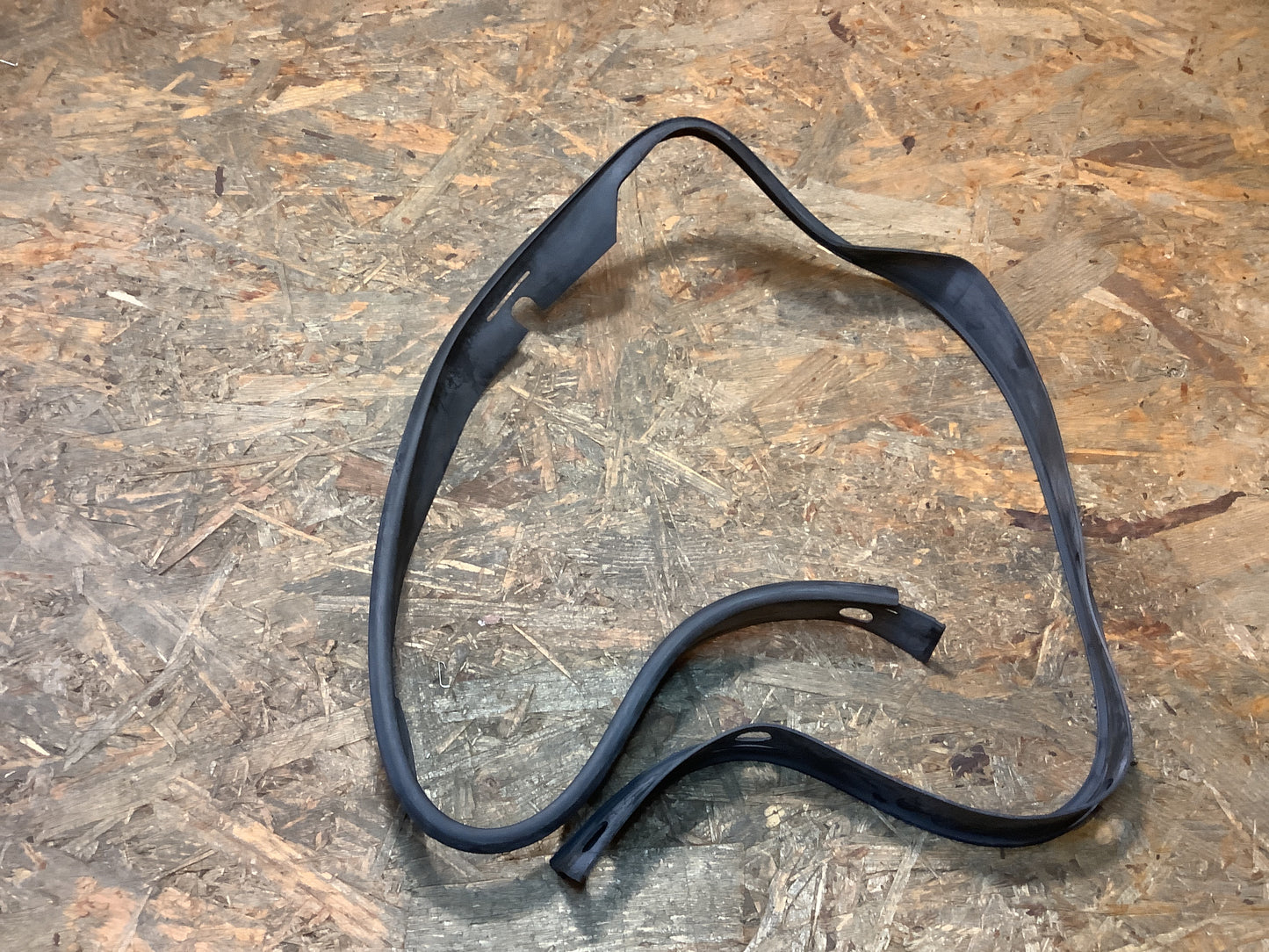 Mitsubishi Fuso Abdichtleiste, vordere obere Kotflügeldichtung Original NEU