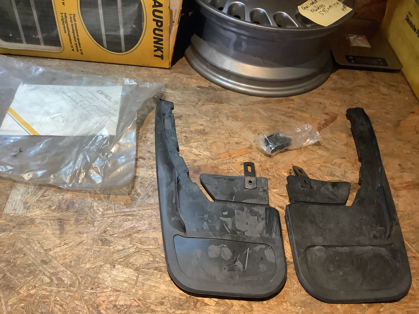 Opel Omega A, Senator B Schmutzfänger vorn Original Opel NEU