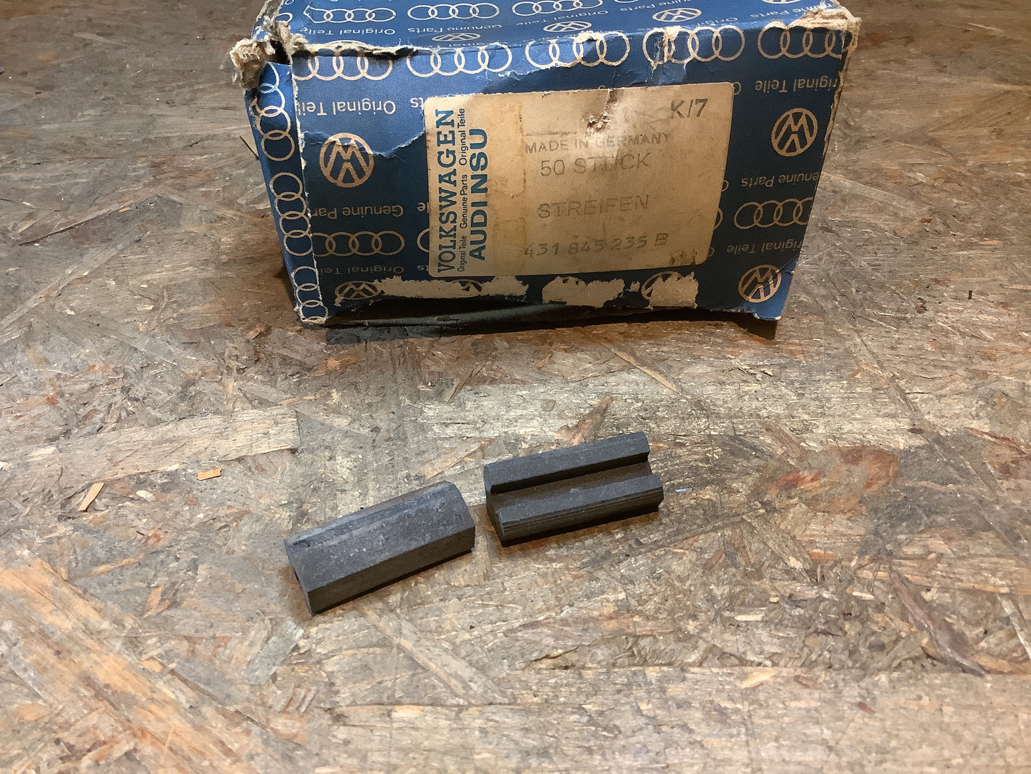 Audi 100,209 Distanzstück, Front-Heckscheibe Original VW Audi NEU