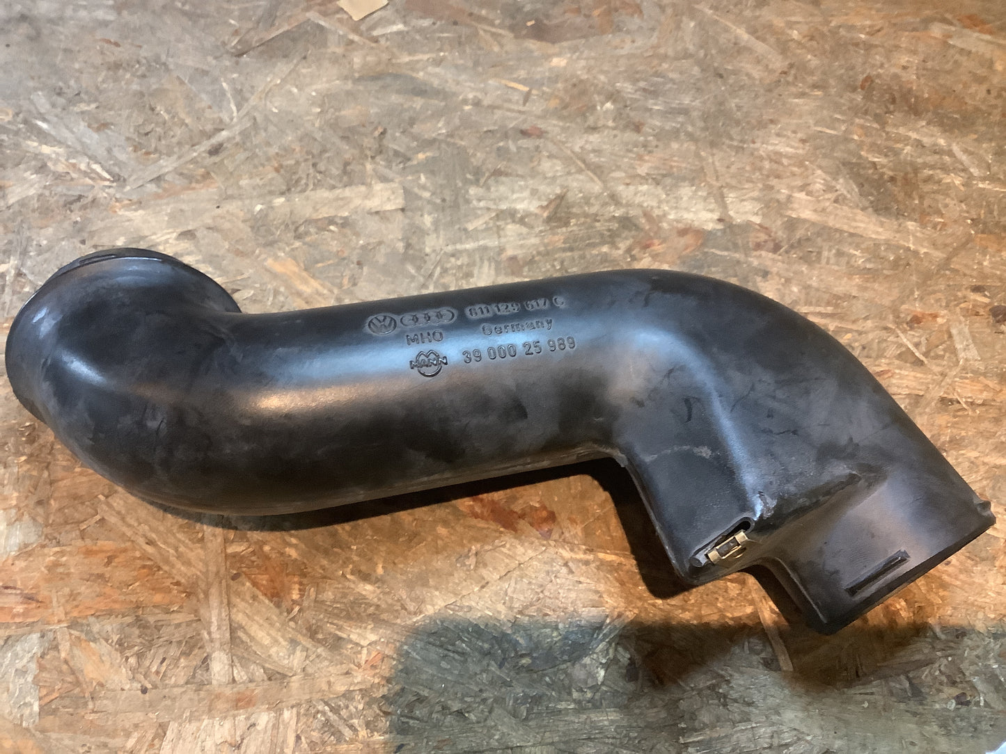 VW Passat 32B, Audi 80/90 Coupé Ansaugrohr Luftfilter Original VW AUDI NEU