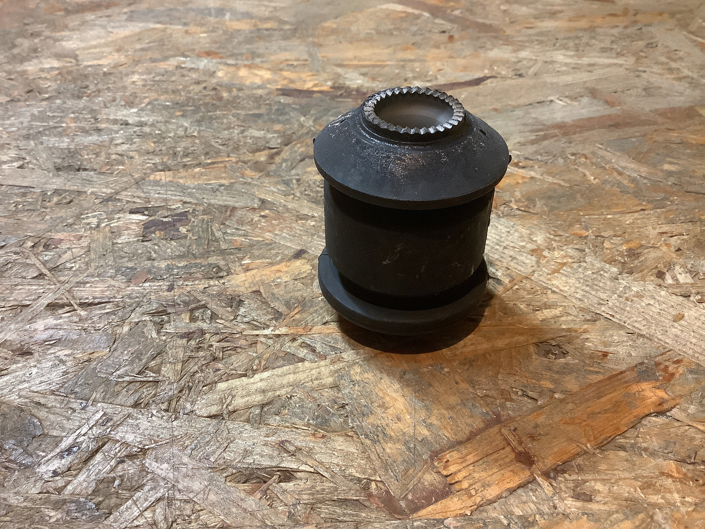 Mitsubishi L300 III Bus (PO_W,P1_W, P2_W, P3_3), 2,0 L 4WD Lagerbuchse, Querlenker Original Mitsubishi NEU