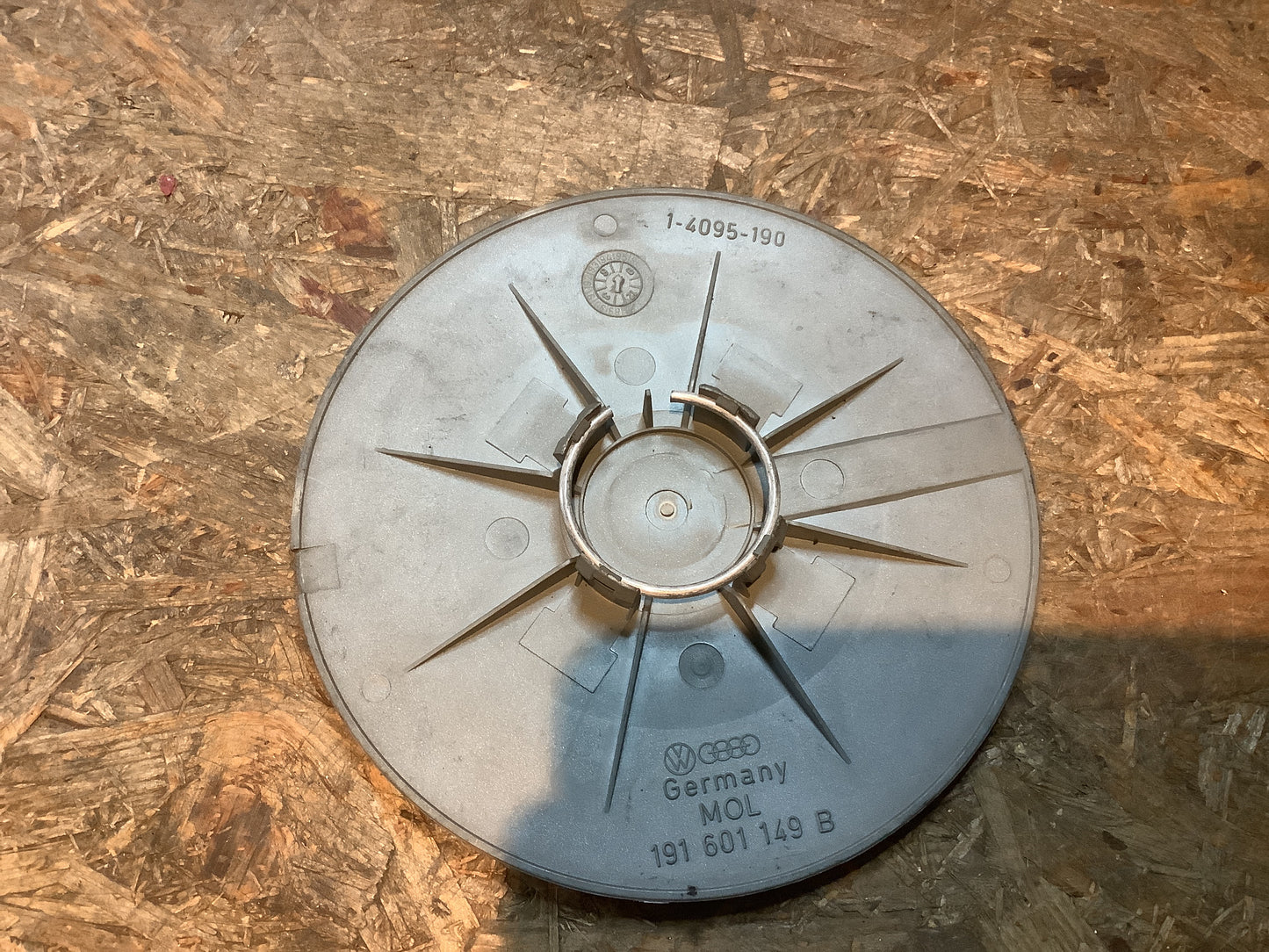 VW Golf 2, Bj. 83-92 Radkappe mit Lagerspuren Original VW NEU aus Altbestand