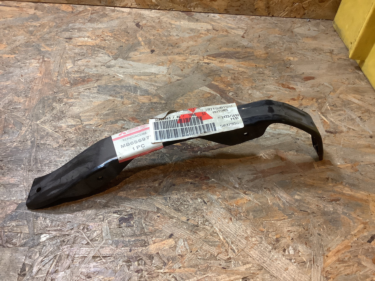 Mitsubishi Diamante, Bj. 1995 Halterung, Stoßstange, hintere Seite, LWR links Original Mitsubishi NEU