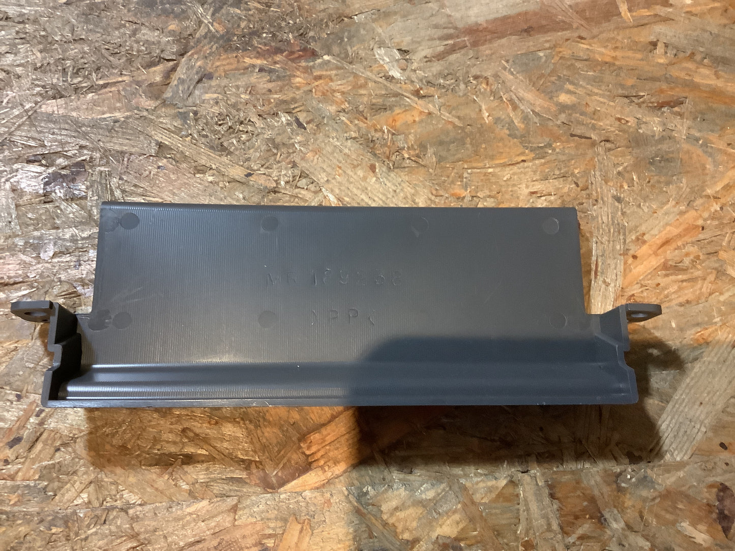 Mitsubishi Colt, CJ1A - Mitsubishi Lancer, CJ1A Zierplatte an Instrumententafel Original Mitsubishi NEU