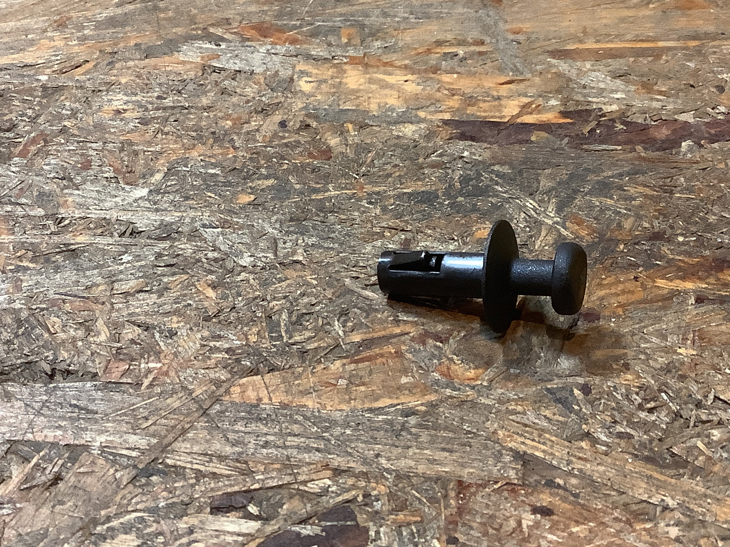 Opel Mokka X Zapfen, Schrauben mit Ansatz, Innen-Gepäck Abdeckung Original GM NEU