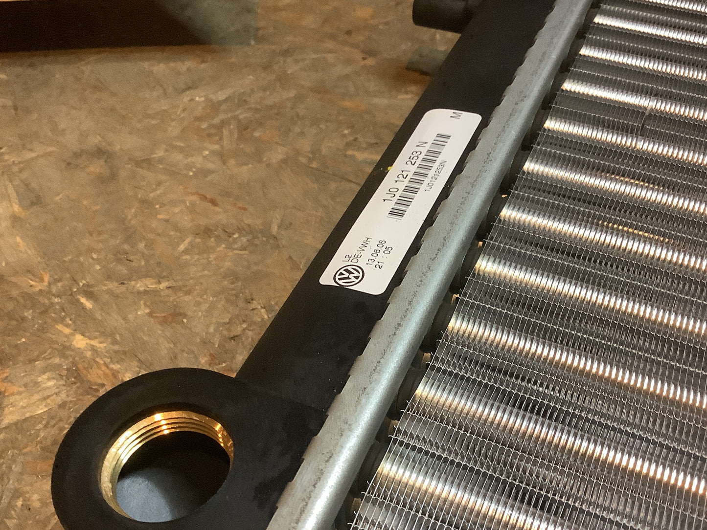 VW Bora 1J2/1J6, VW Golf IV 1J1/1J5, VW Polo 6N2, Skoda Octavia 1UZ/1Z3/1U5, Skoda Octavia II 1Z5, Audi A3 8L1, Audi TT 8N3/8N9, Seat Leon 1M1, Seat Toledo I 1L,1M2 Motorkühler Original VW NEU