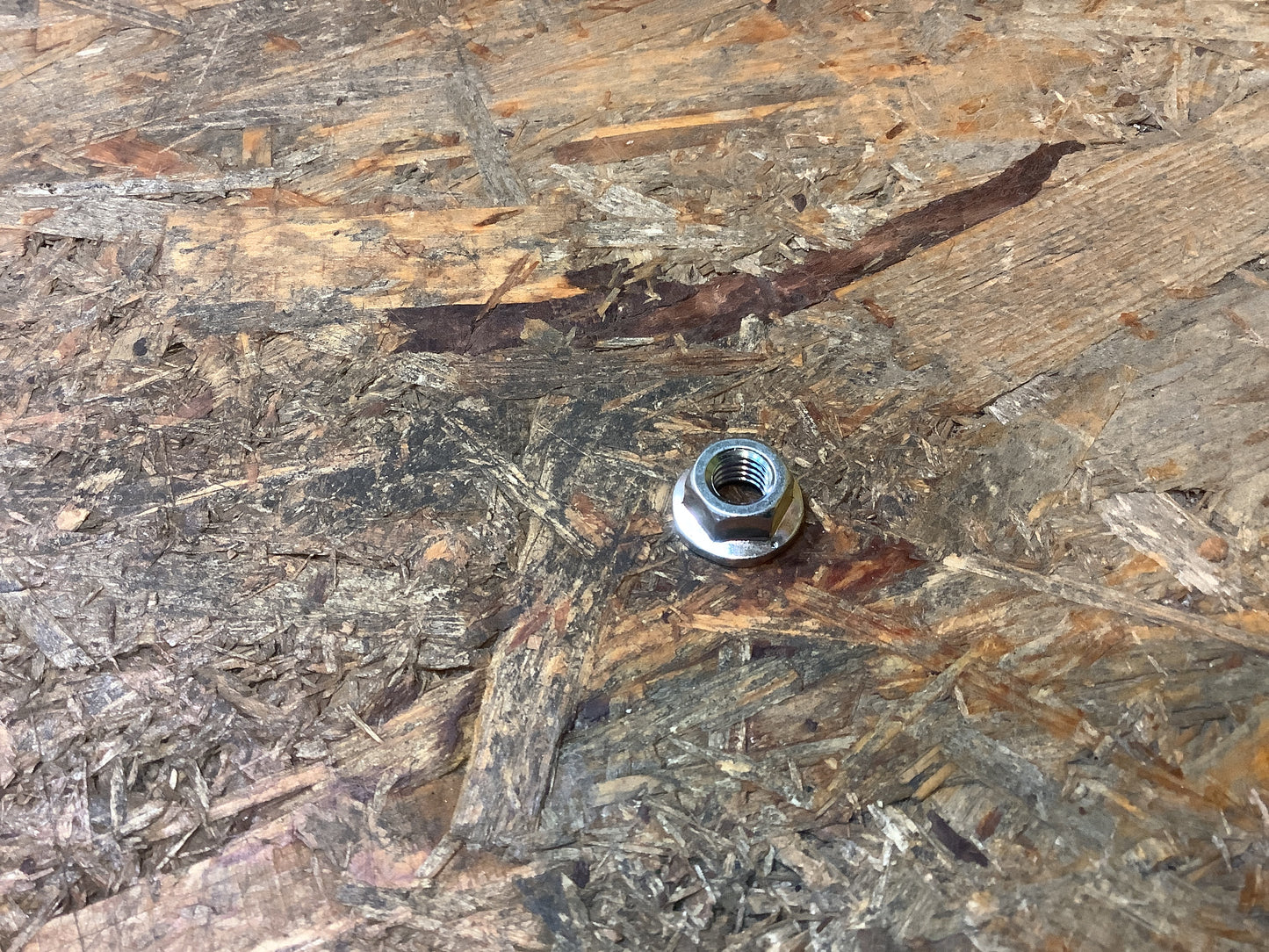 Mutter M8 Original Mitsubishi NEU