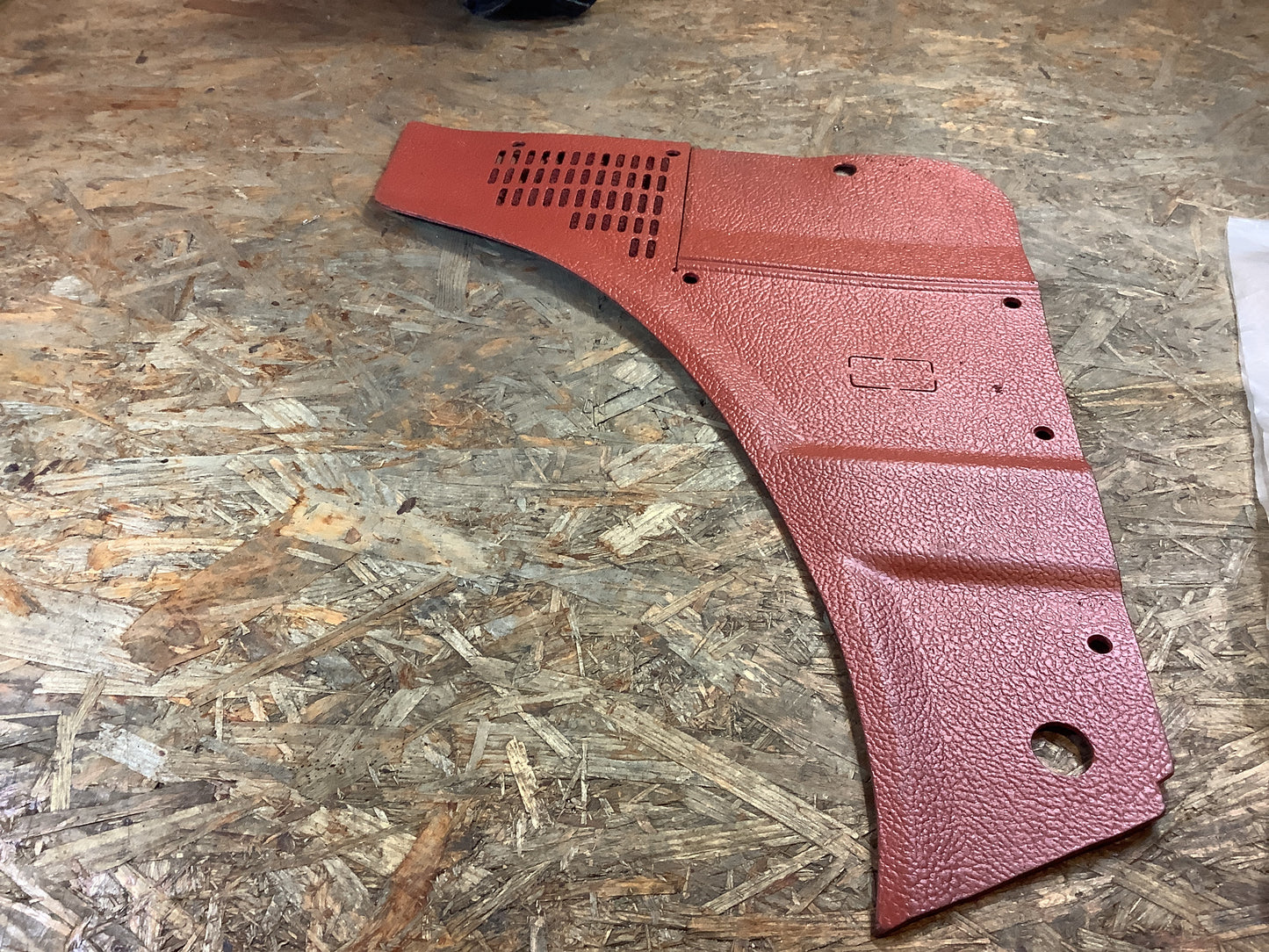 Opel Corsa A Verkleidung hinteres Seitenteil links, rot Original GM NEU