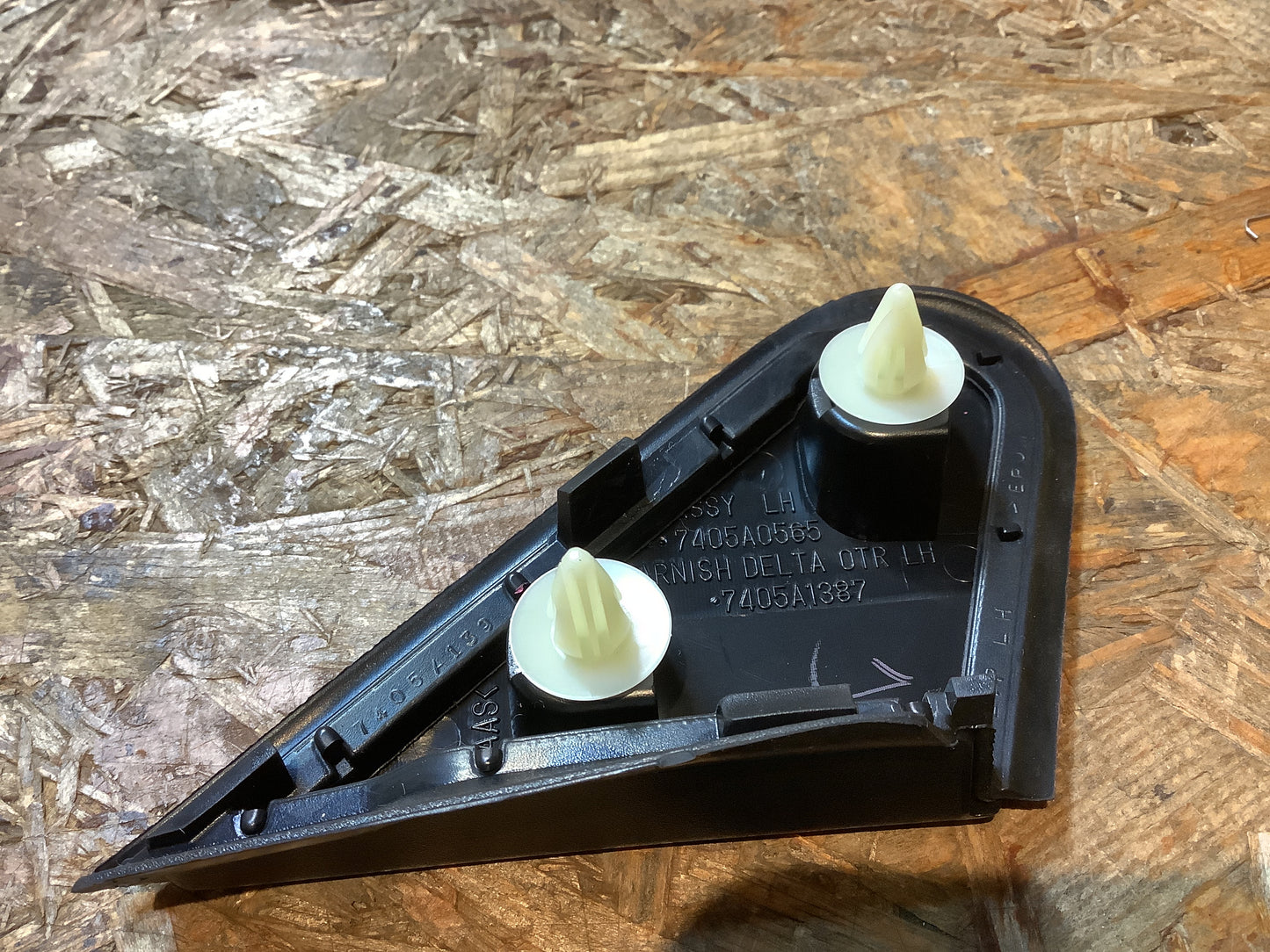 Mitsubishi Lancer, Cy0A Zierleistenecke, Säule vorne Original Mitsubishi NEU