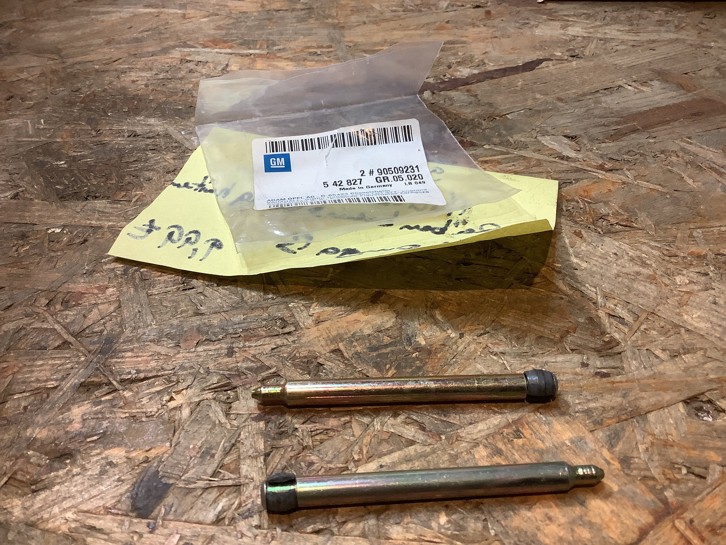 Opel Omega B Haltestifte Scheibenbremsbelag hinten Original GM NEU