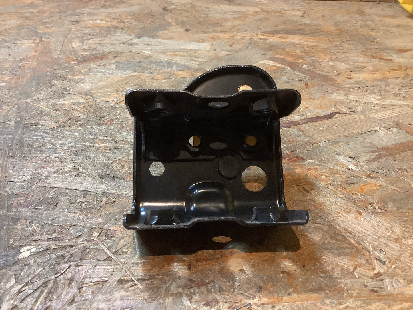 Mitsubishi Space Wagon General Halter, Stoßfänger, V.L Original Mitsubishi NEU