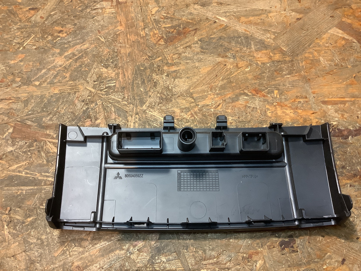 Mitsubishi Colt Radioeinbaublende Original NEU