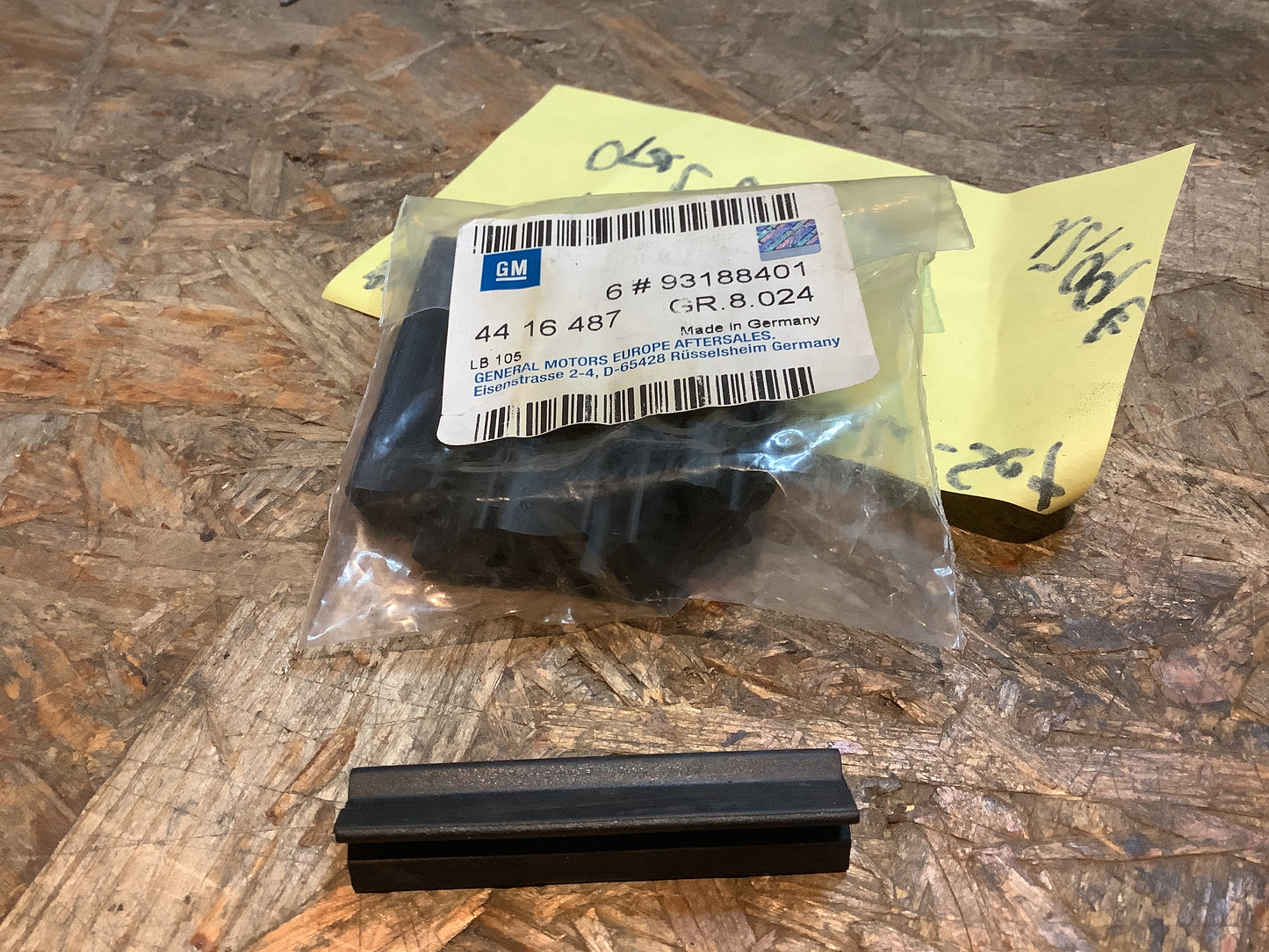 Opel Vivaro Distanzstück-Set, Seitenscheibe, Antirassel Original GM NEU