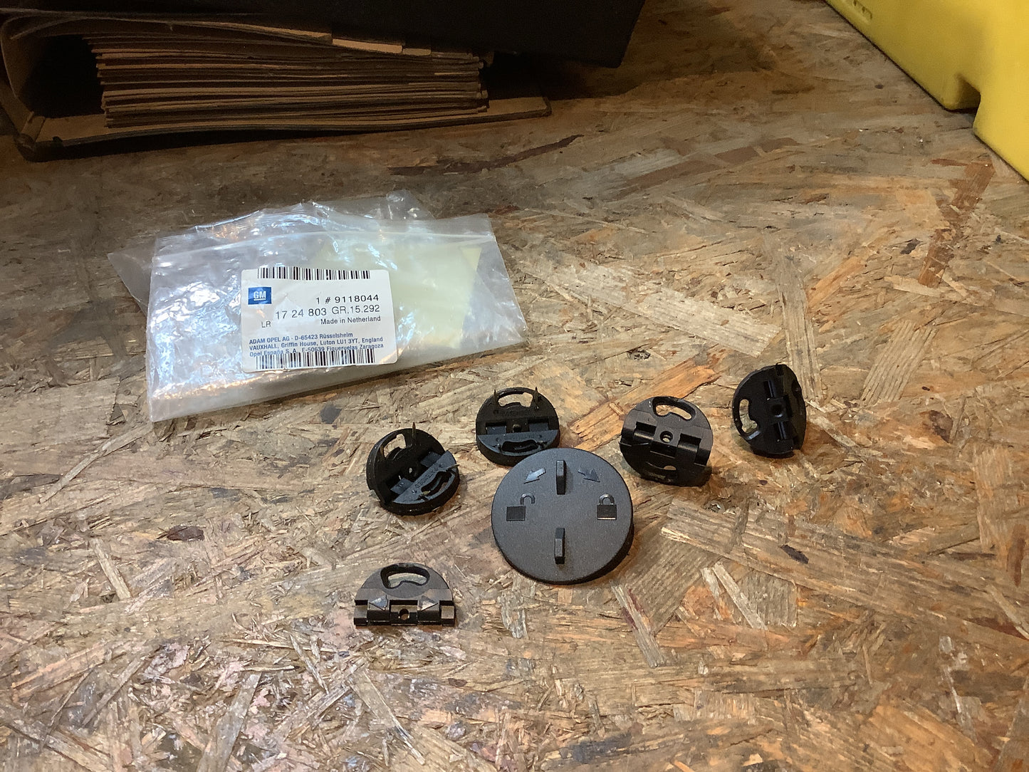 Opel Astra G, Zafira A Satz-Befestigungsteile Teppich Original GM NEU