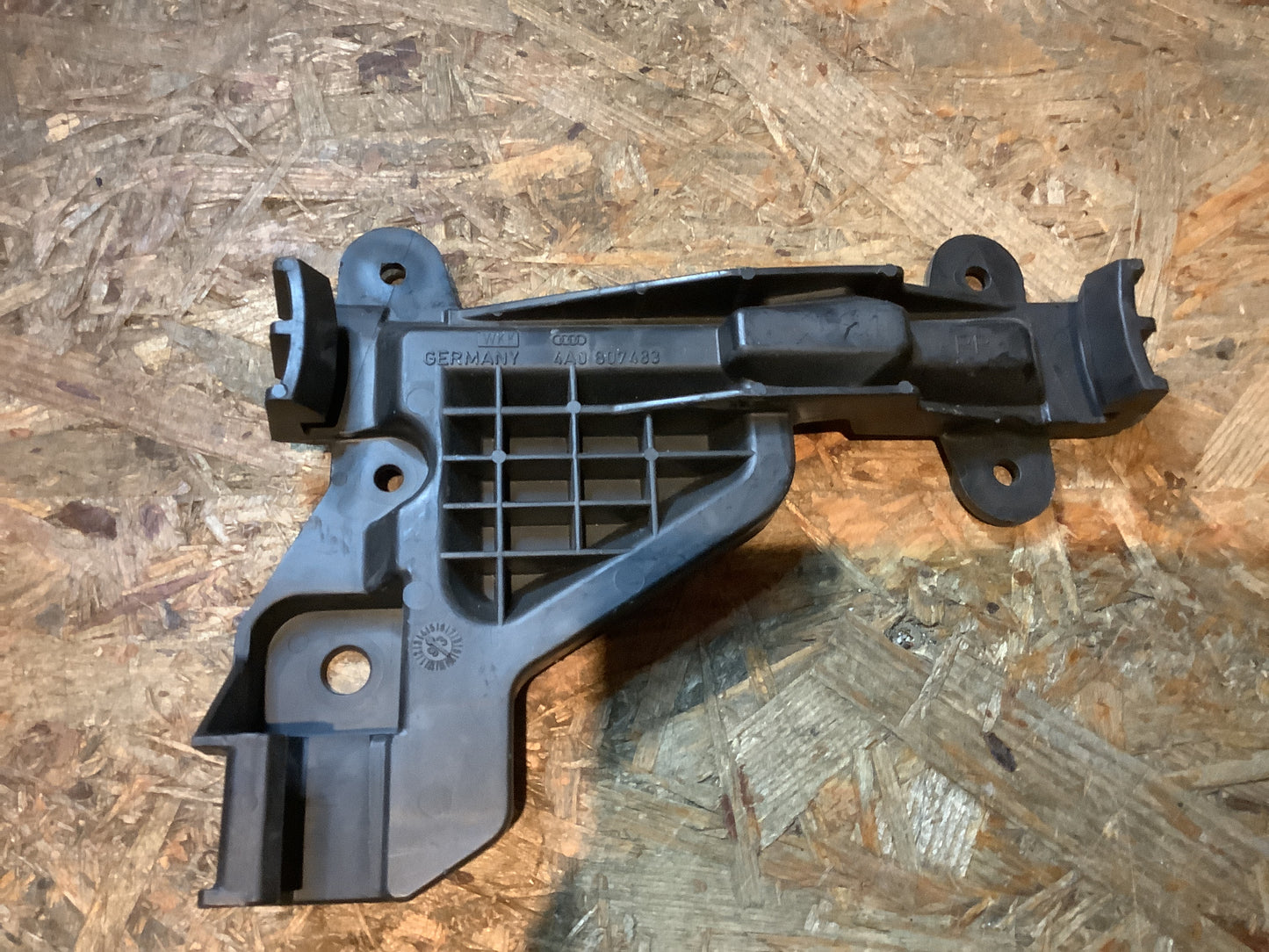 Audi 100 A6, C4 Stoßstangenhalter links Original VW NEU