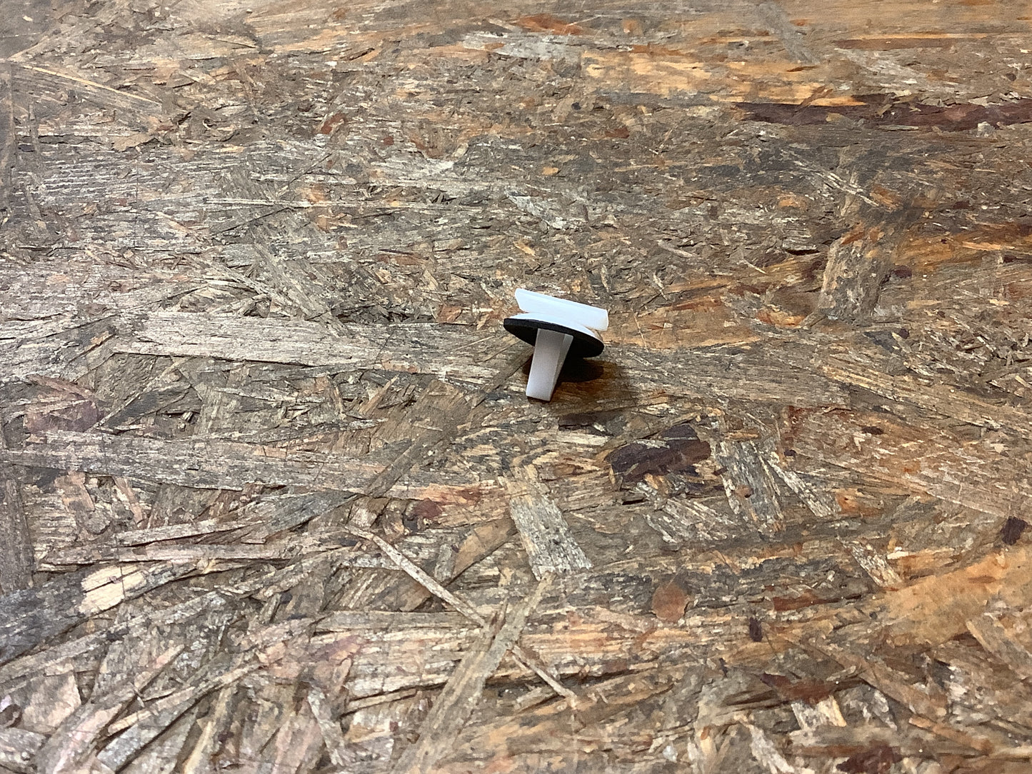 Chevrolet Captiva Sport, Bj. 12-15; Chevrolet Cruze, Bj. 11-15 Clip an oberer Außenform Original GM NEU