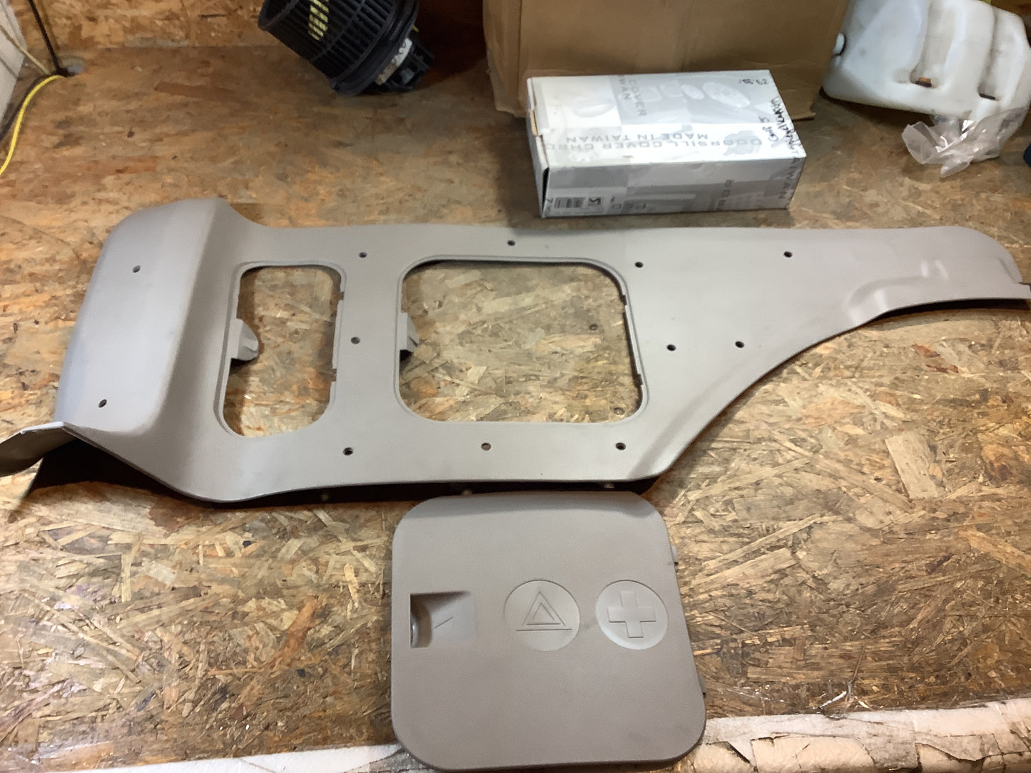 Opel Kadett E Verkleidung hinteres Seitenteil links, grau Original GM NEU