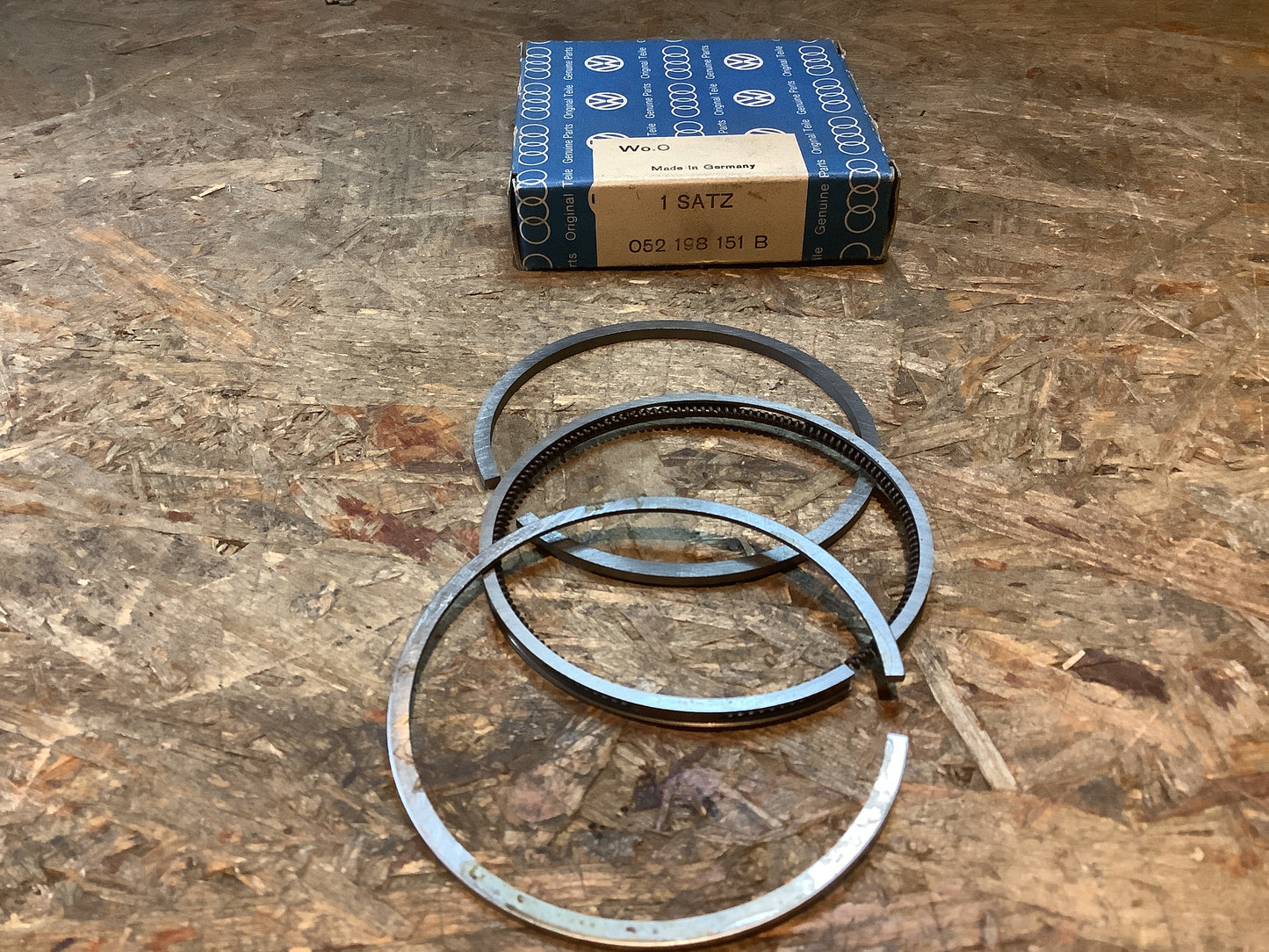 Audi 50 VW Polo I Satz Kolbenringe Original VW AUDI NEU